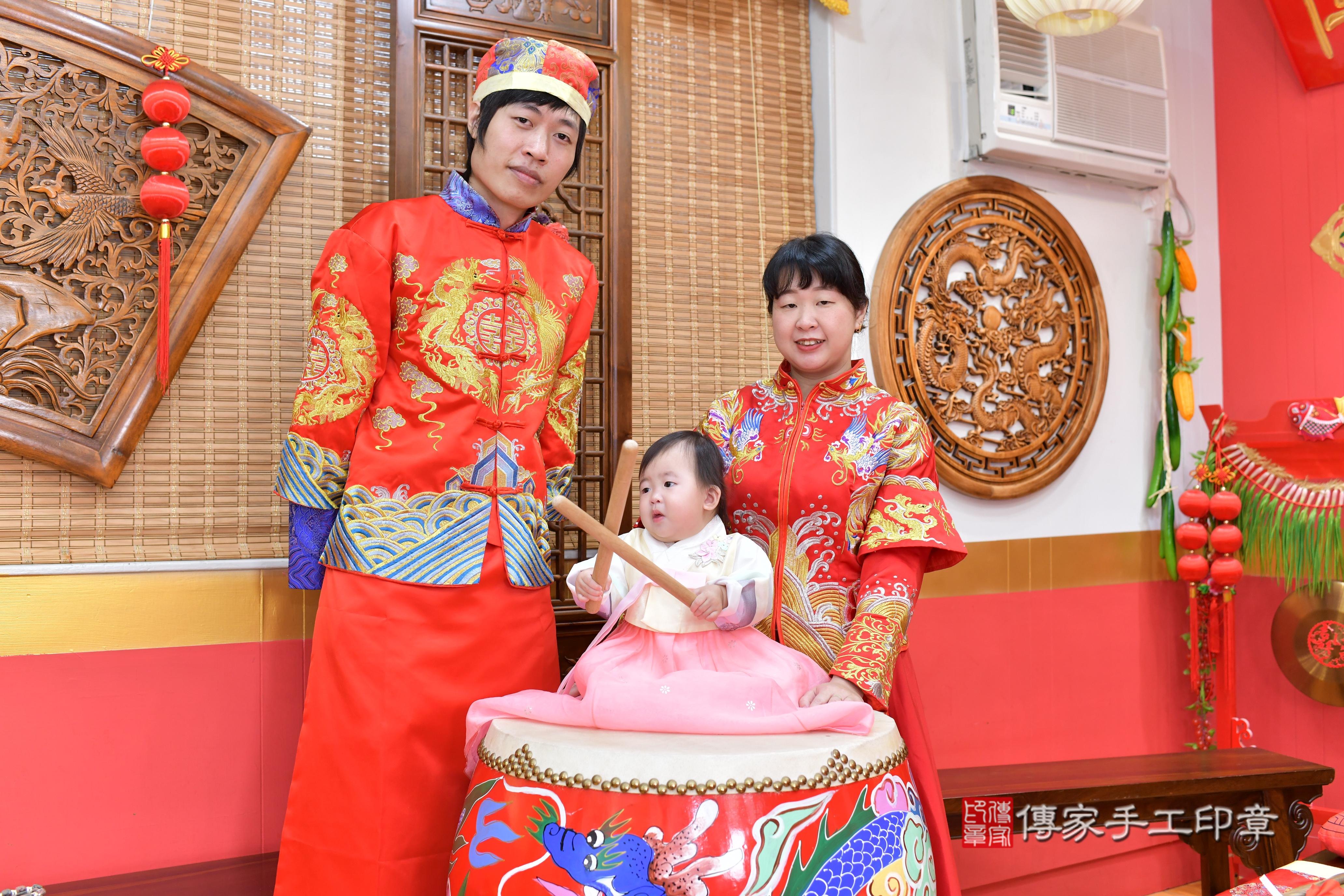 傳家手工印章桃園店、抓周、度脺、中國風會場、傳家嬰兒古禮、吉祥話、抓周道具物品24種、拍照。抓周證書。寶寶抓周、滿周歲、生日快樂、祝福