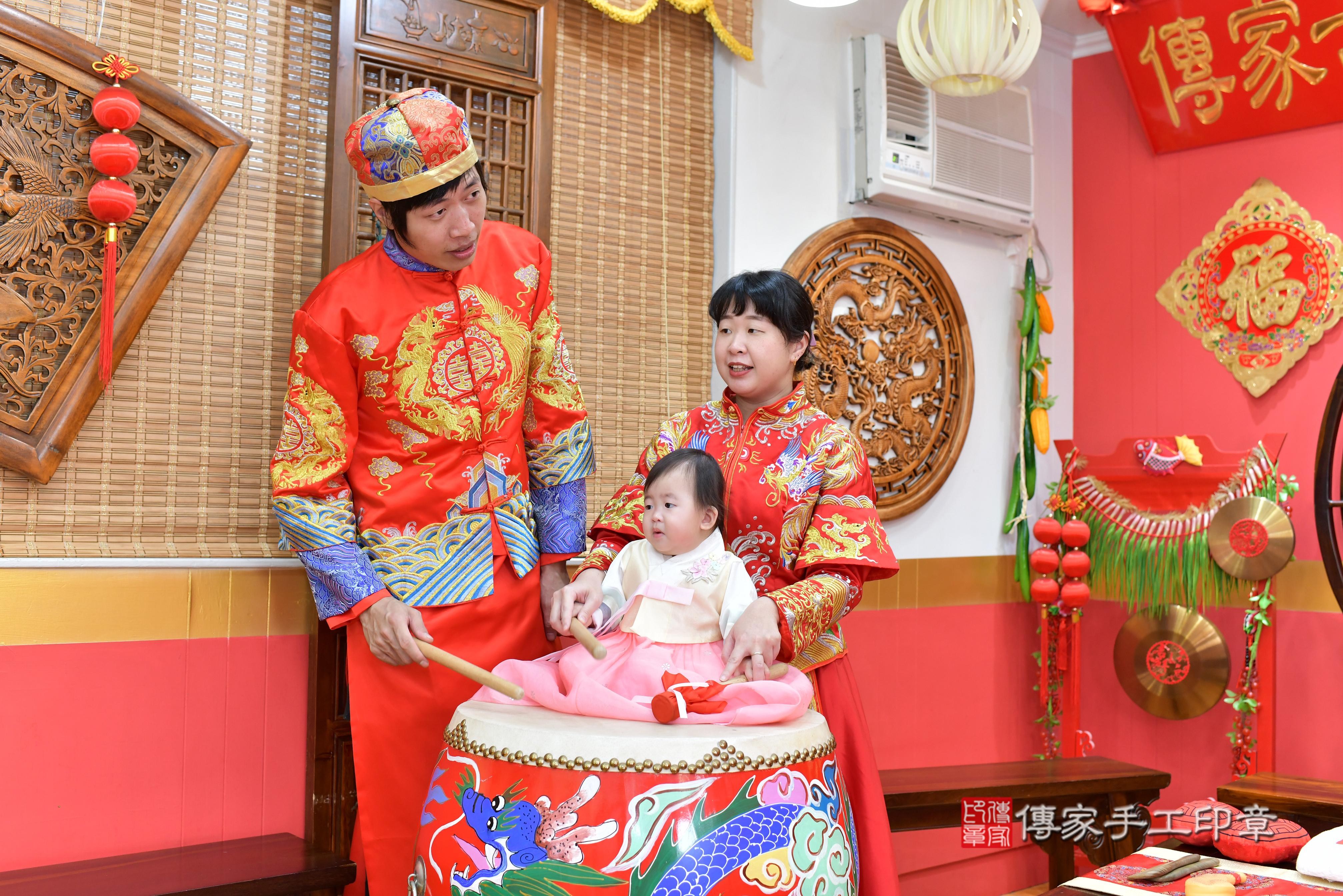 傳家手工印章桃園店、抓周、度脺、中國風會場、傳家嬰兒古禮、吉祥話、抓周道具物品24種、拍照。抓周證書。寶寶抓周、滿周歲、生日快樂、祝福