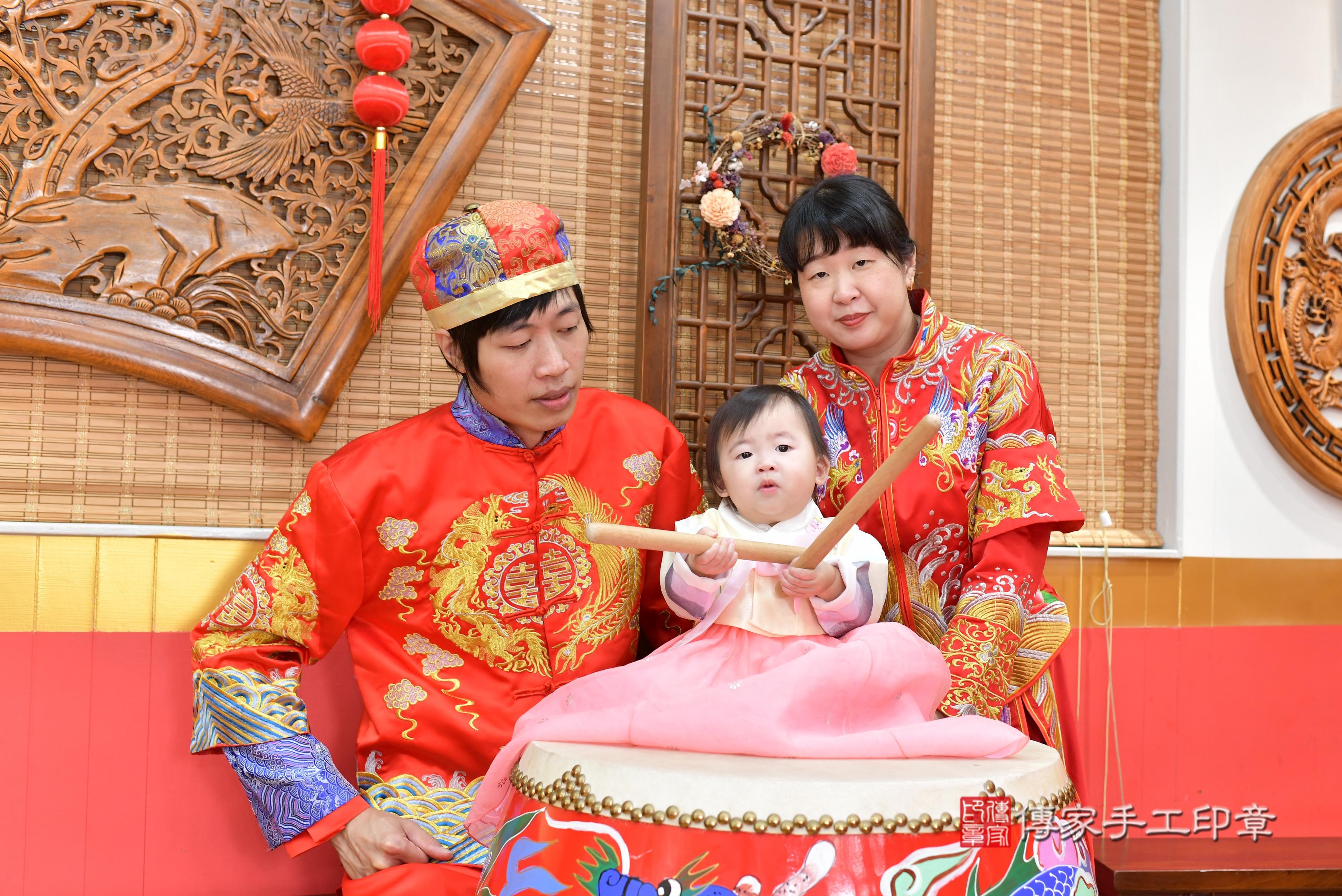 傳家手工印章桃園店、抓周、度脺、中國風會場、傳家嬰兒古禮、吉祥話、抓周道具物品24種、拍照。抓周證書。寶寶抓周、滿周歲、生日快樂、祝福