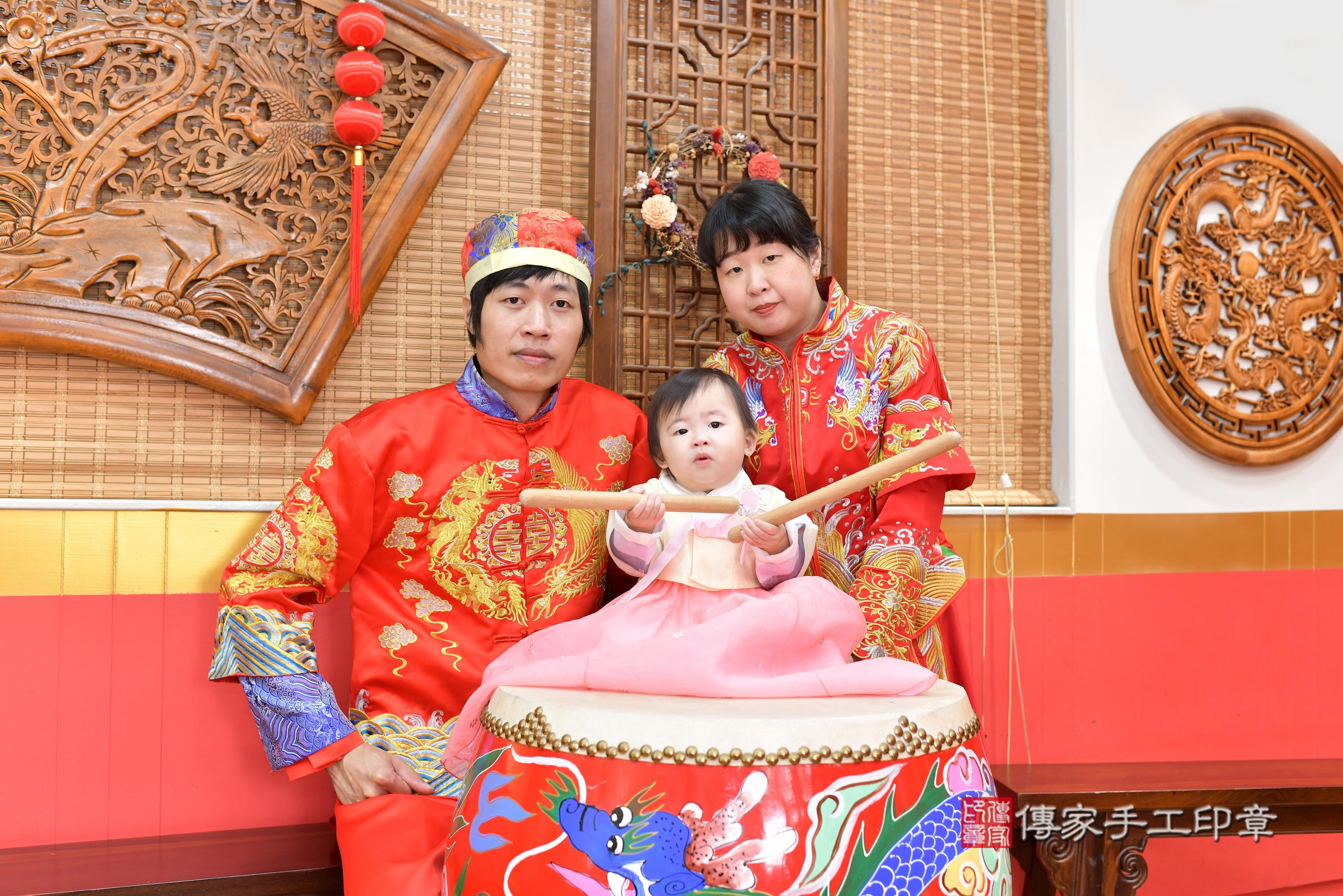 傳家手工印章桃園店、抓周、度脺、中國風會場、傳家嬰兒古禮、吉祥話、抓周道具物品24種、拍照。抓周證書。寶寶抓周、滿周歲、生日快樂、祝福