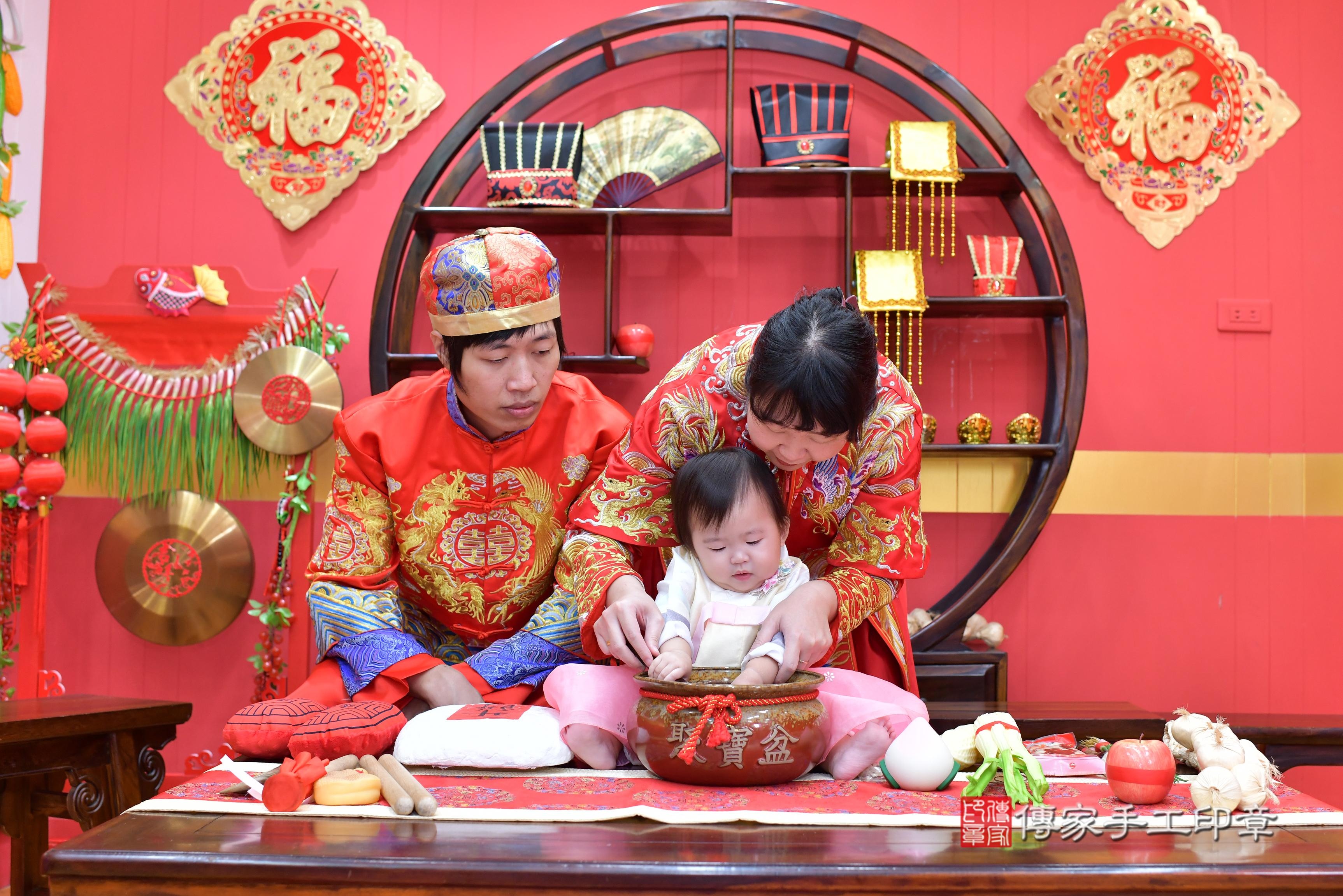 傳家手工印章桃園店、抓周、度脺、中國風會場、傳家嬰兒古禮、吉祥話、抓周道具物品24種、拍照。抓周證書。寶寶抓周、滿周歲、生日快樂、祝福