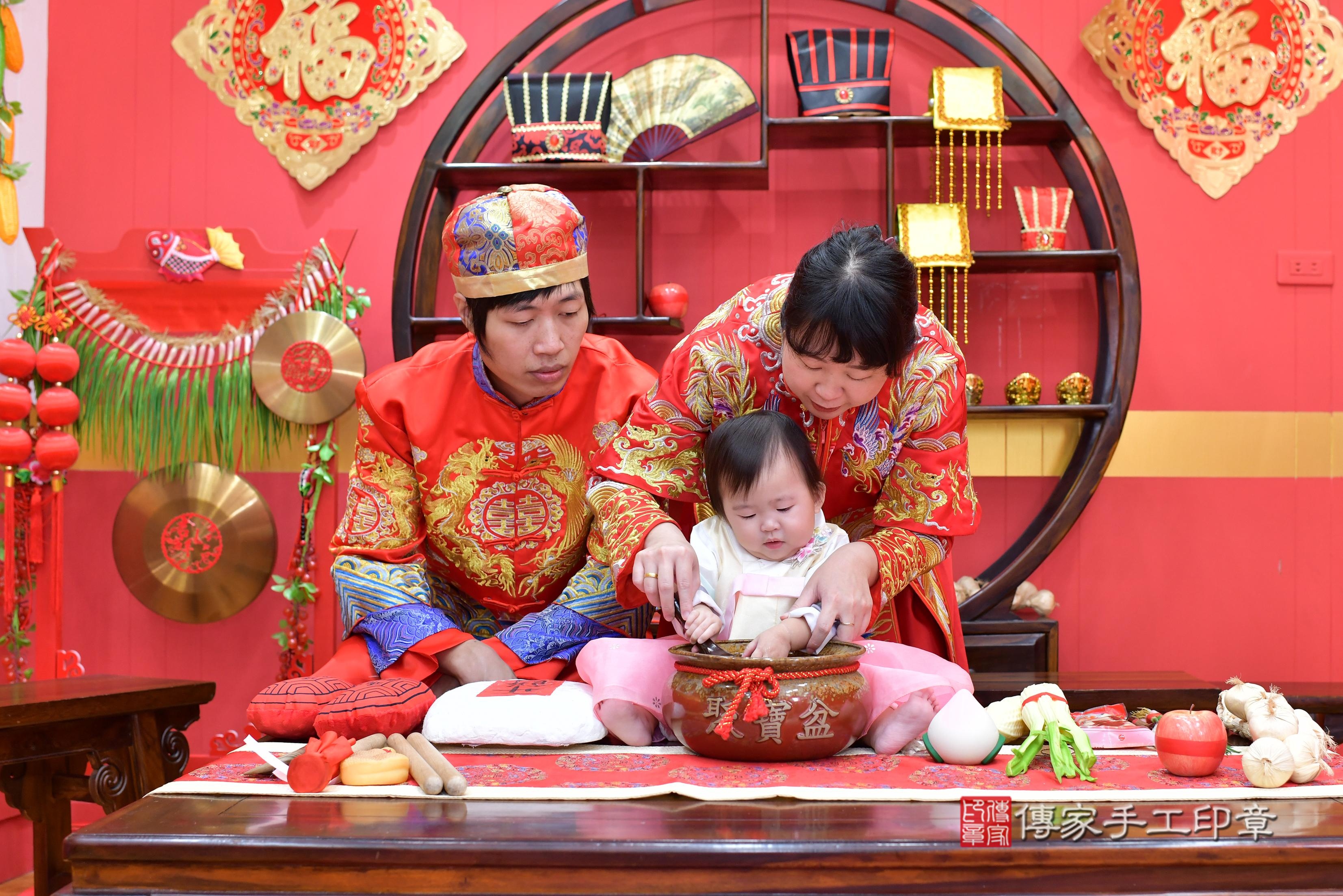 傳家手工印章桃園店、抓周、度脺、中國風會場、傳家嬰兒古禮、吉祥話、抓周道具物品24種、拍照。抓周證書。寶寶抓周、滿周歲、生日快樂、祝福