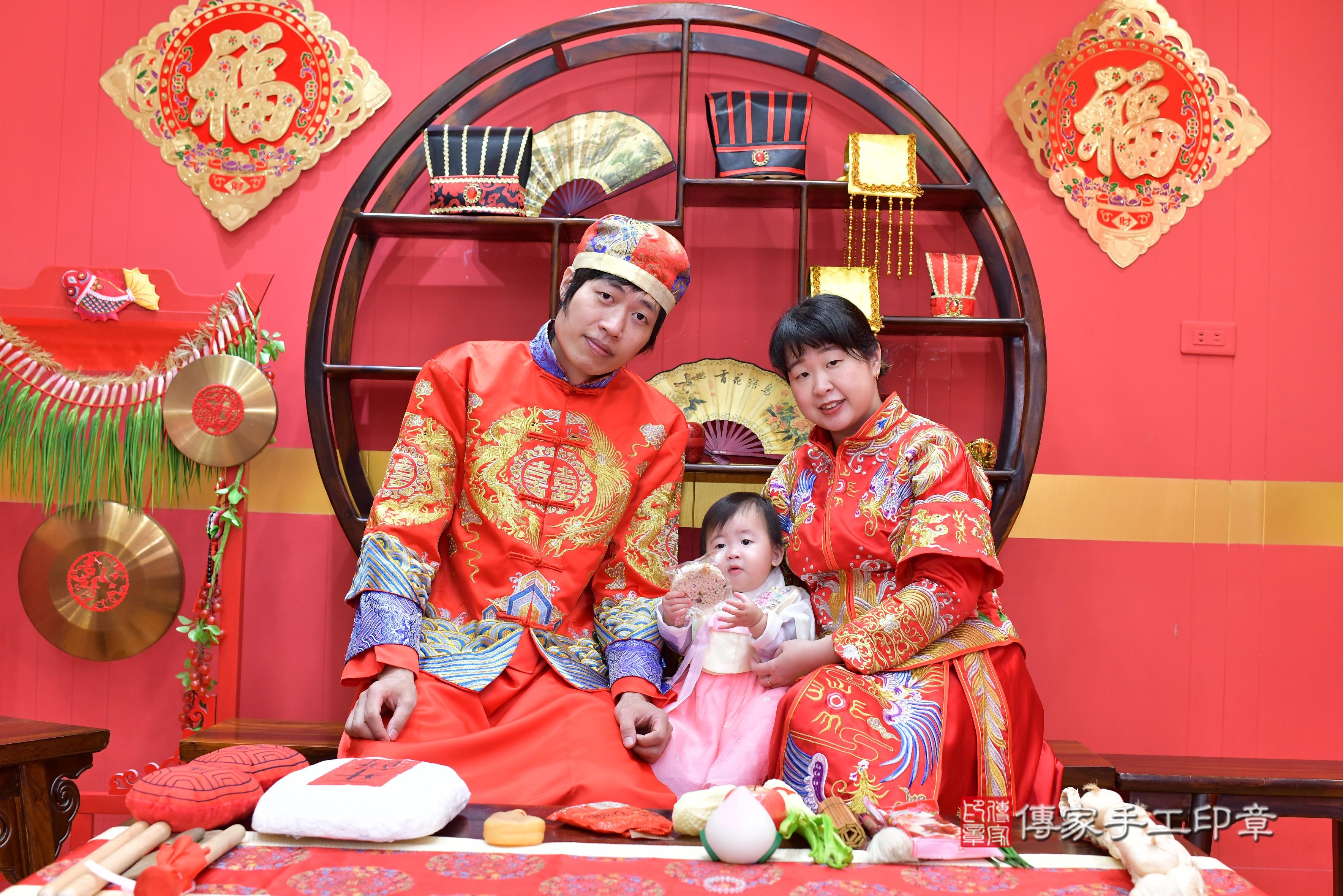 傳家手工印章桃園店、抓周、度脺、中國風會場、傳家嬰兒古禮、吉祥話、抓周道具物品24種、拍照。抓周證書。寶寶抓周、滿周歲、生日快樂、祝福