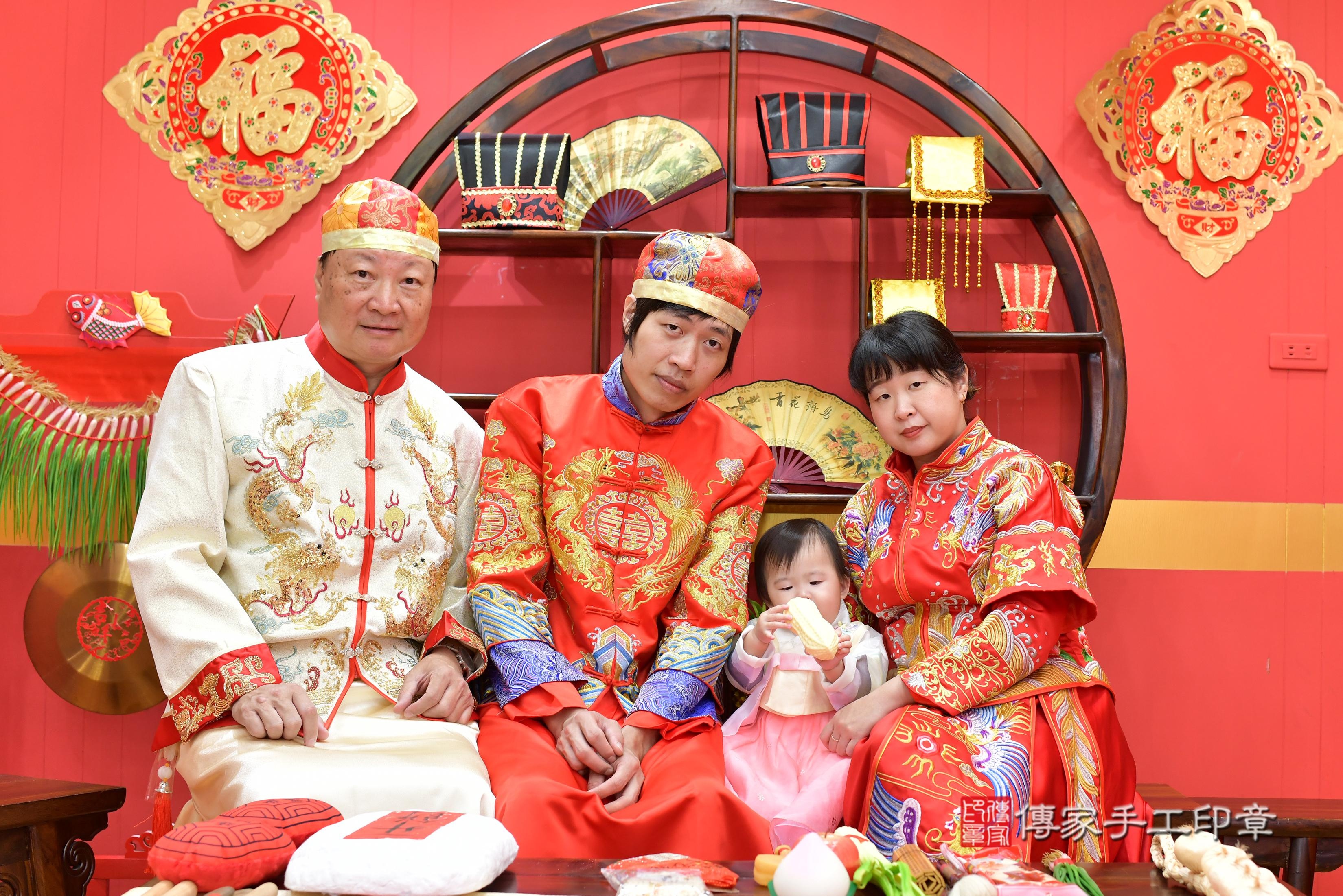 傳家手工印章桃園店、抓周、度脺、中國風會場、傳家嬰兒古禮、吉祥話、抓周道具物品24種、拍照。抓周證書。寶寶抓周、滿周歲、生日快樂、祝福