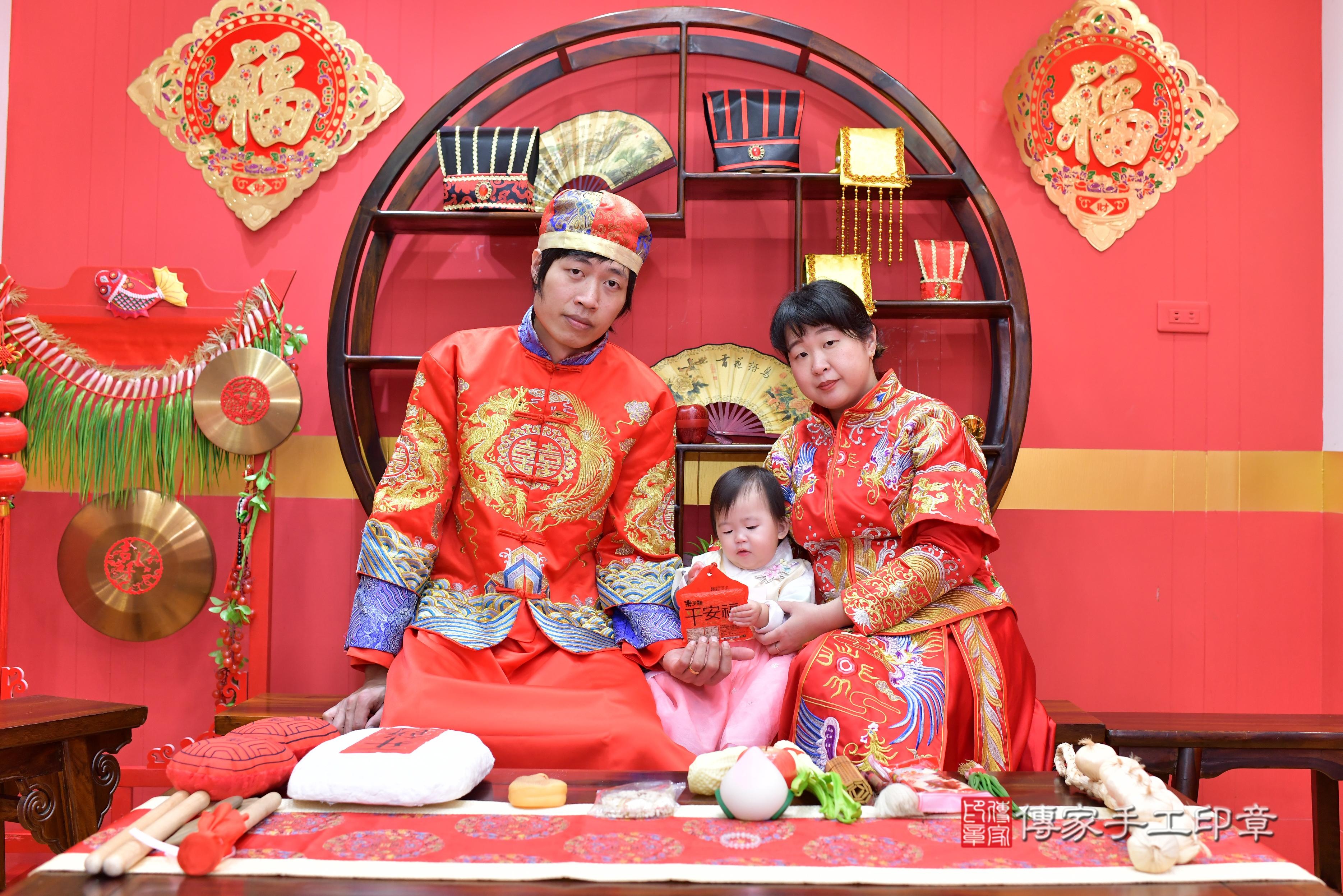 傳家手工印章桃園店、抓周、度脺、中國風會場、傳家嬰兒古禮、吉祥話、抓周道具物品24種、拍照。抓周證書。寶寶抓周、滿周歲、生日快樂、祝福