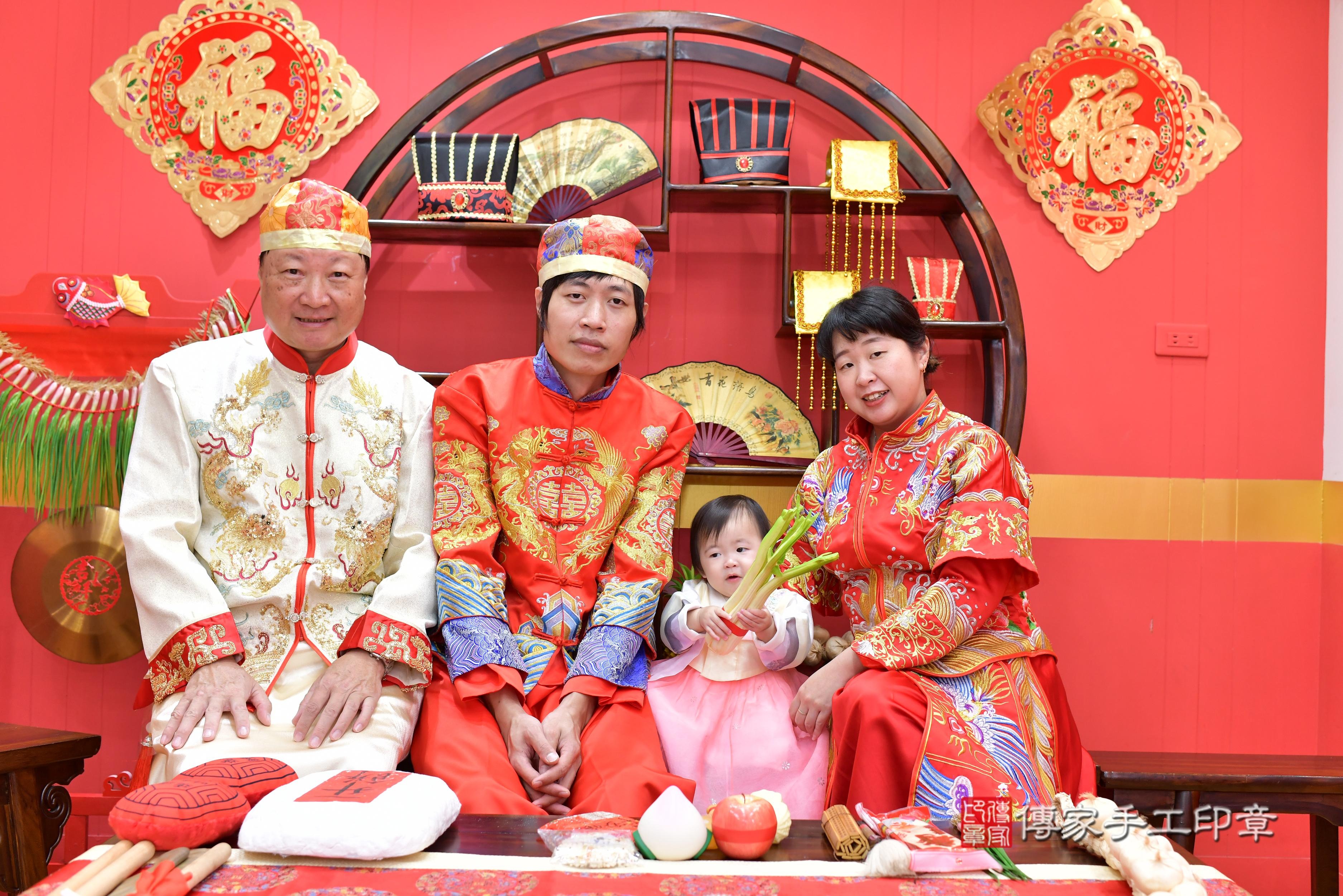 傳家手工印章桃園店、抓周、度脺、中國風會場、傳家嬰兒古禮、吉祥話、抓周道具物品24種、拍照。抓周證書。寶寶抓周、滿周歲、生日快樂、祝福