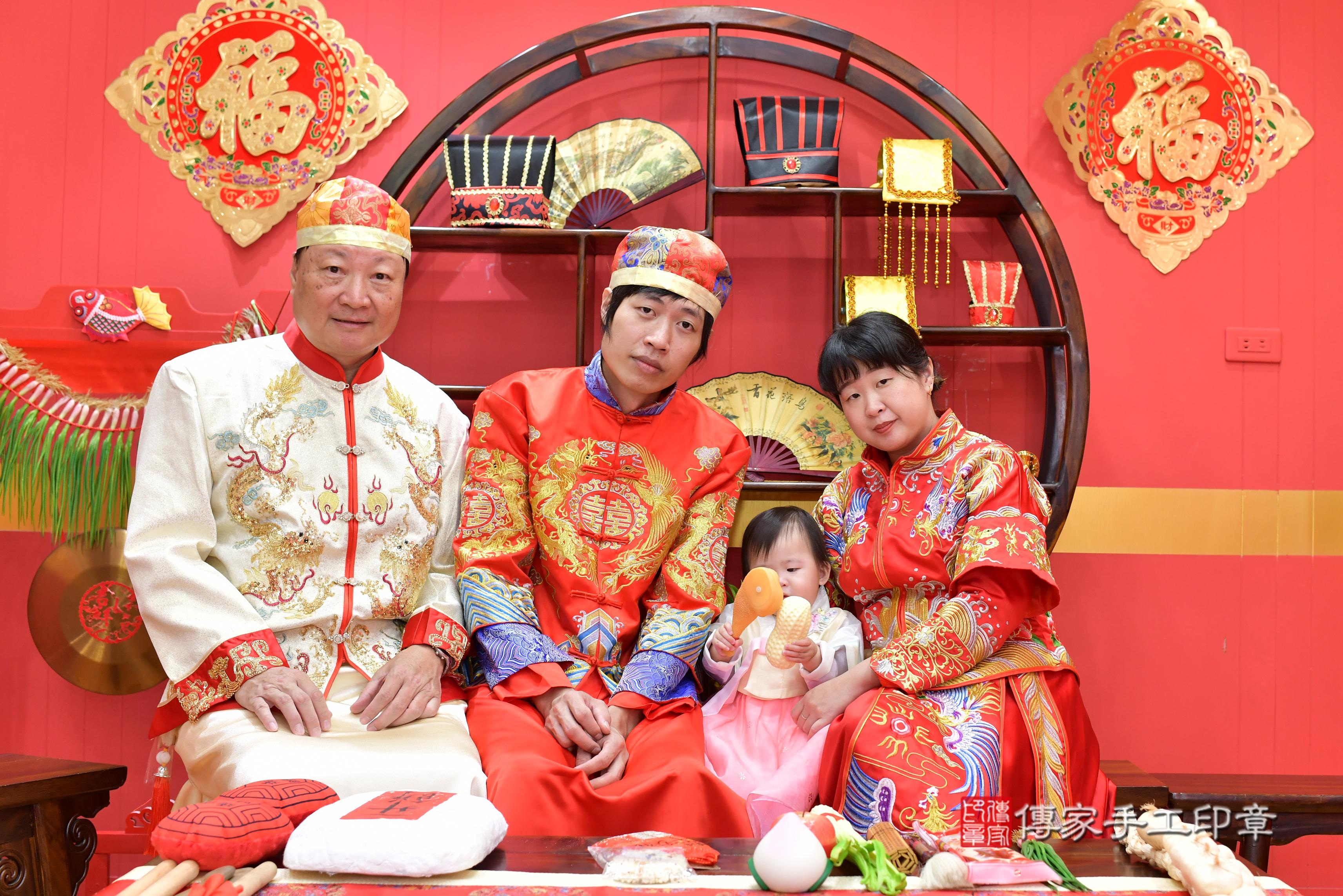 傳家手工印章桃園店、抓周、度脺、中國風會場、傳家嬰兒古禮、吉祥話、抓周道具物品24種、拍照。抓周證書。寶寶抓周、滿周歲、生日快樂、祝福