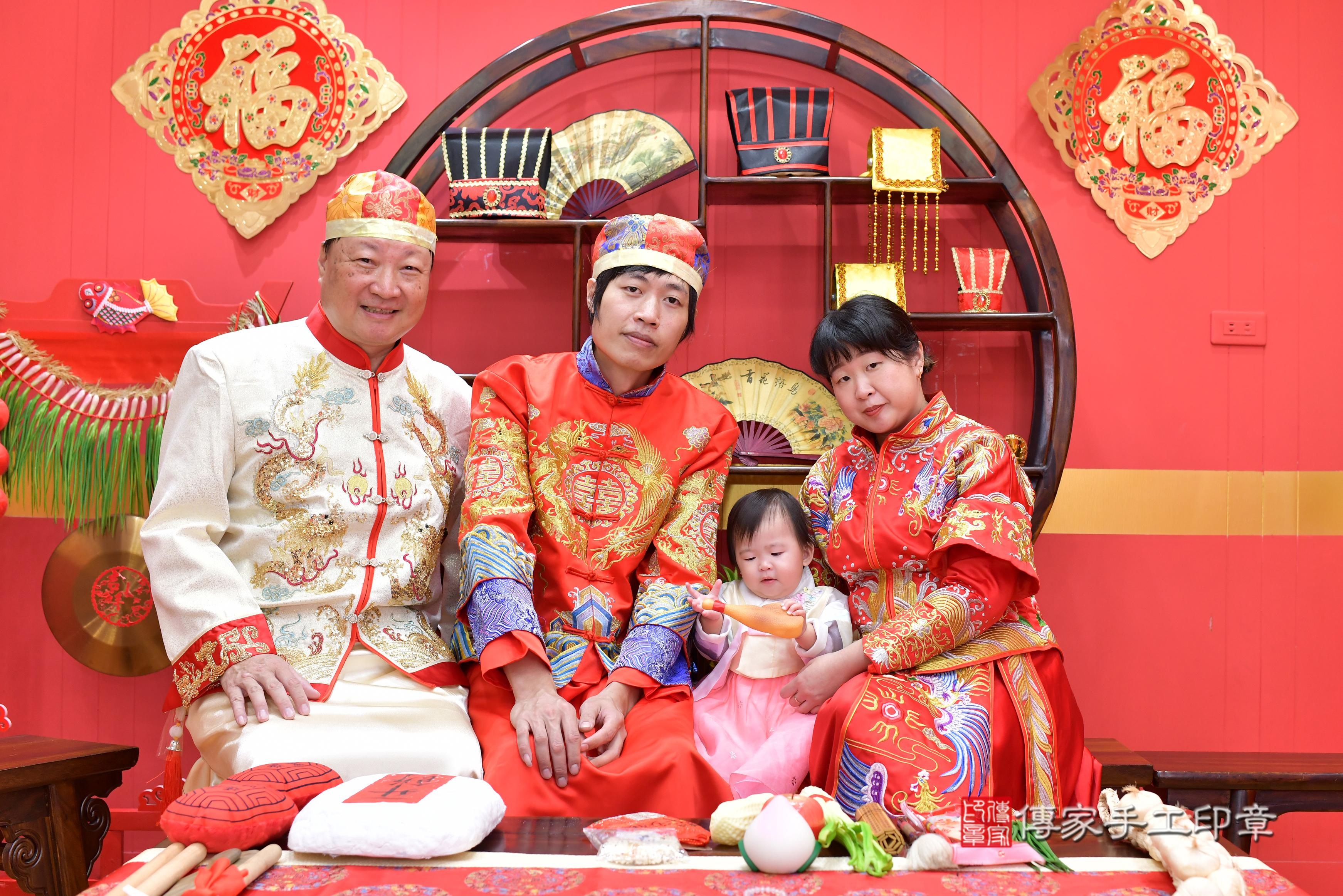 傳家手工印章桃園店、抓周、度脺、中國風會場、傳家嬰兒古禮、吉祥話、抓周道具物品24種、拍照。抓周證書。寶寶抓周、滿周歲、生日快樂、祝福