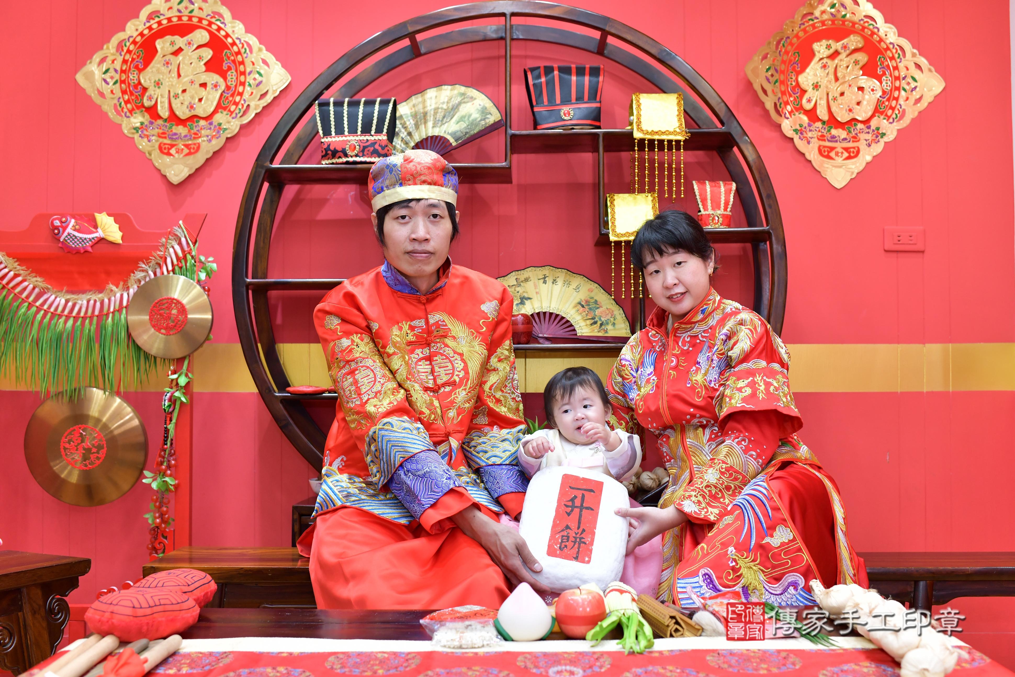 傳家手工印章桃園店、抓周、度脺、中國風會場、傳家嬰兒古禮、吉祥話、抓周道具物品24種、拍照。抓周證書。寶寶抓周、滿周歲、生日快樂、祝福