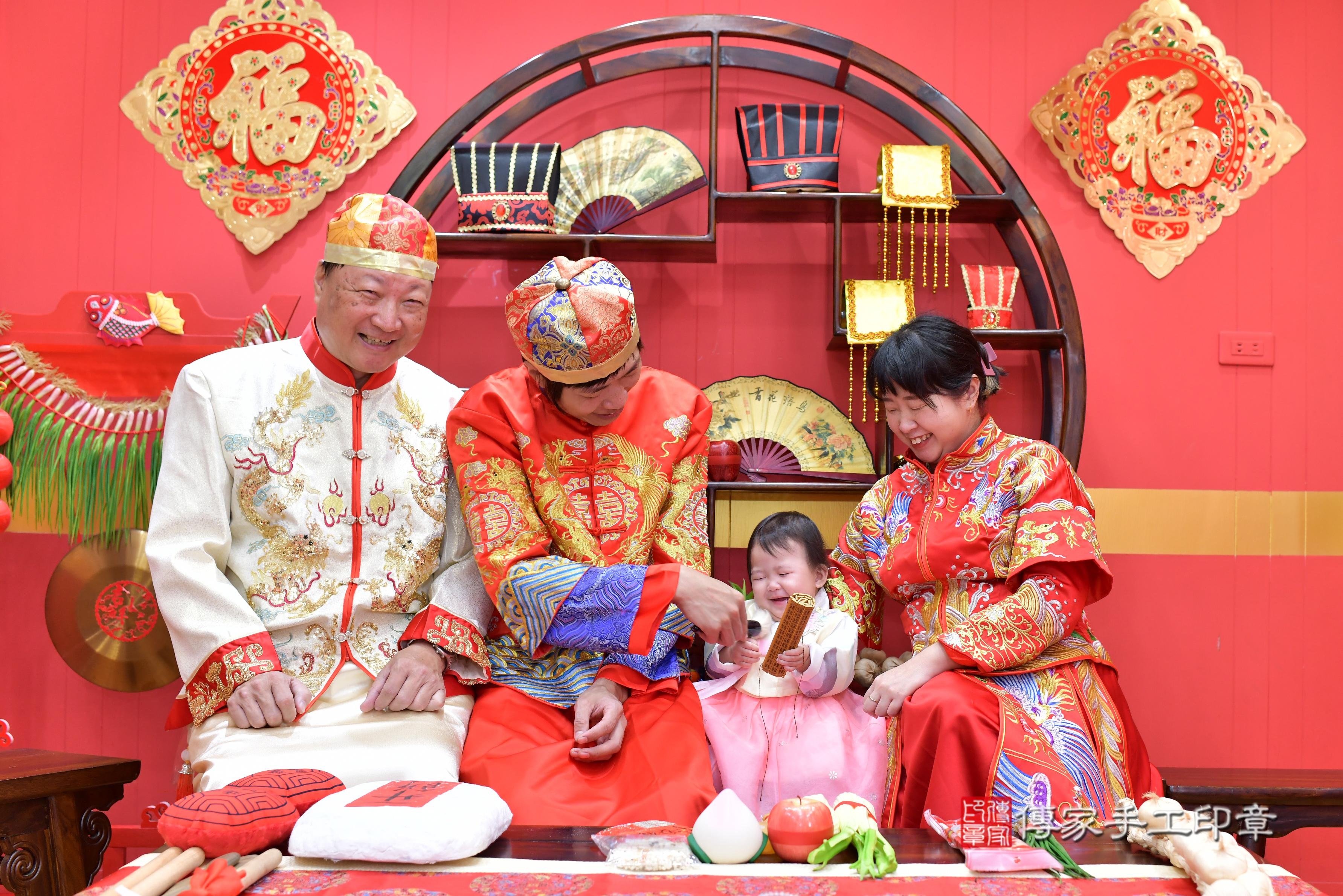 傳家手工印章桃園店、抓周、度脺、中國風會場、傳家嬰兒古禮、吉祥話、抓周道具物品24種、拍照。抓周證書。寶寶抓周、滿周歲、生日快樂、祝福