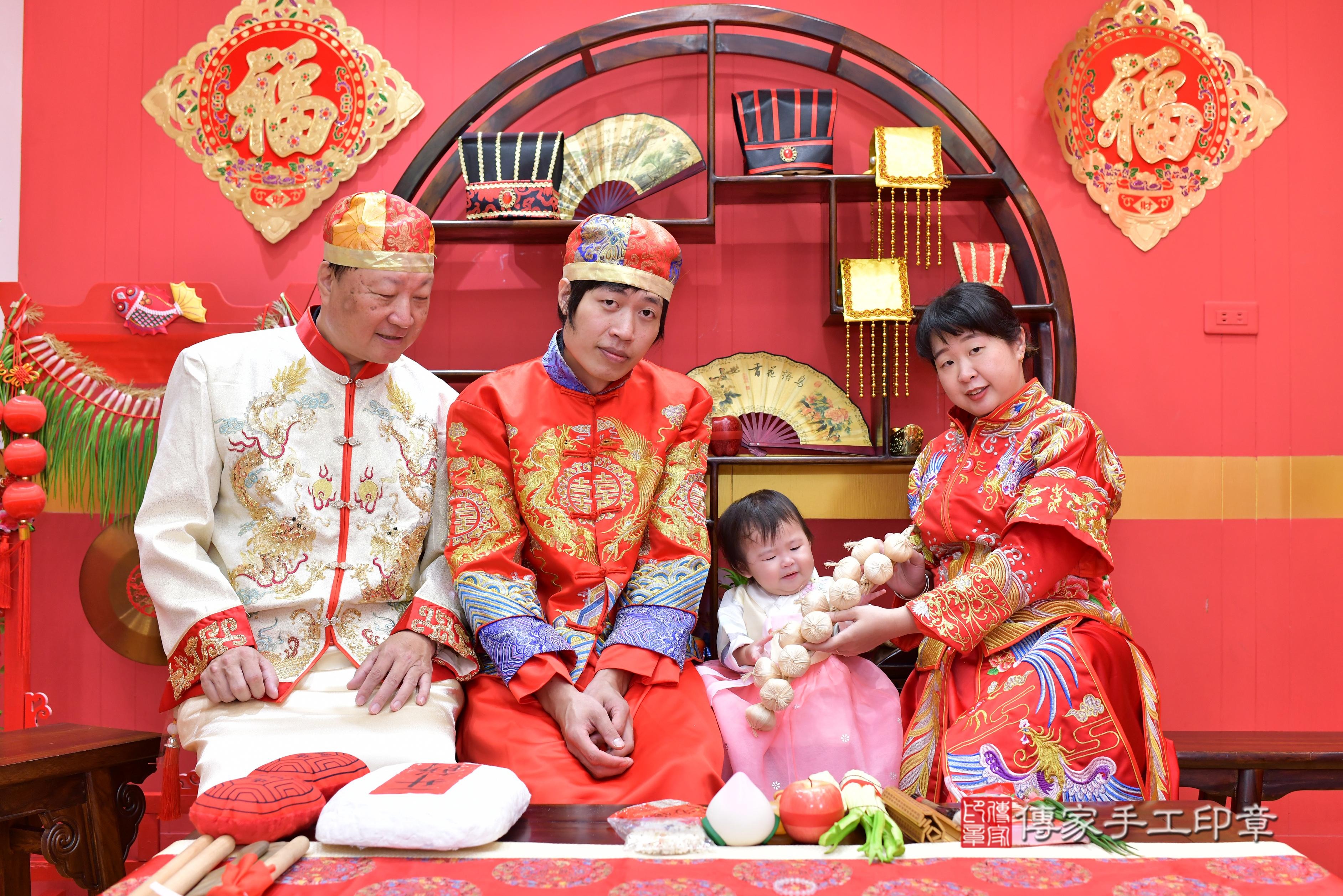 傳家手工印章桃園店、抓周、度脺、中國風會場、傳家嬰兒古禮、吉祥話、抓周道具物品24種、拍照。抓周證書。寶寶抓周、滿周歲、生日快樂、祝福