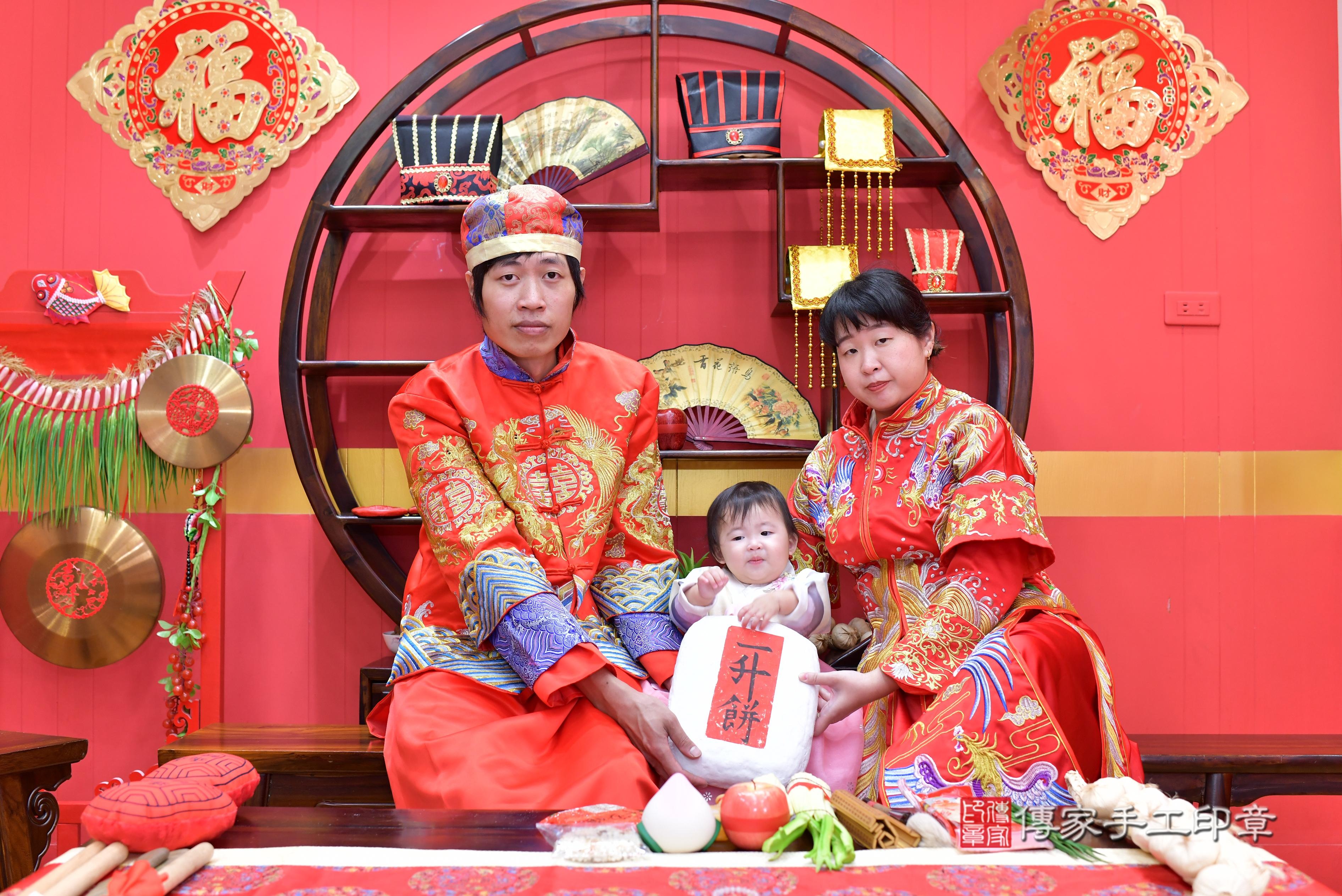 傳家手工印章桃園店、抓周、度脺、中國風會場、傳家嬰兒古禮、吉祥話、抓周道具物品24種、拍照。抓周證書。寶寶抓周、滿周歲、生日快樂、祝福