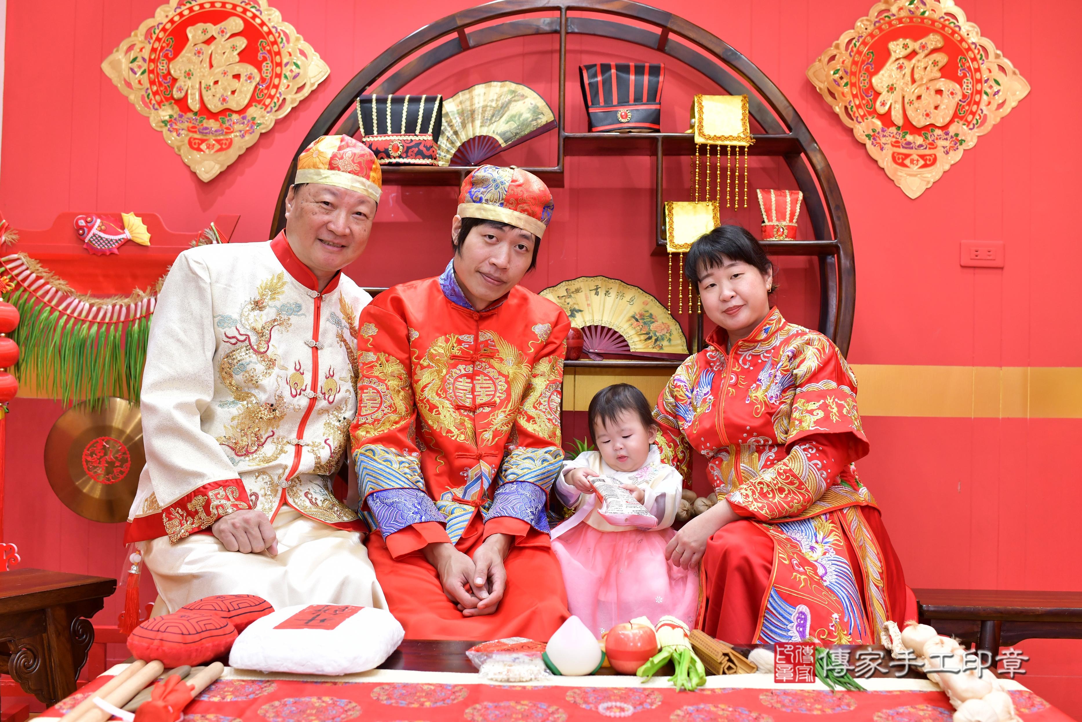 傳家手工印章桃園店、抓周、度脺、中國風會場、傳家嬰兒古禮、吉祥話、抓周道具物品24種、拍照。抓周證書。寶寶抓周、滿周歲、生日快樂、祝福