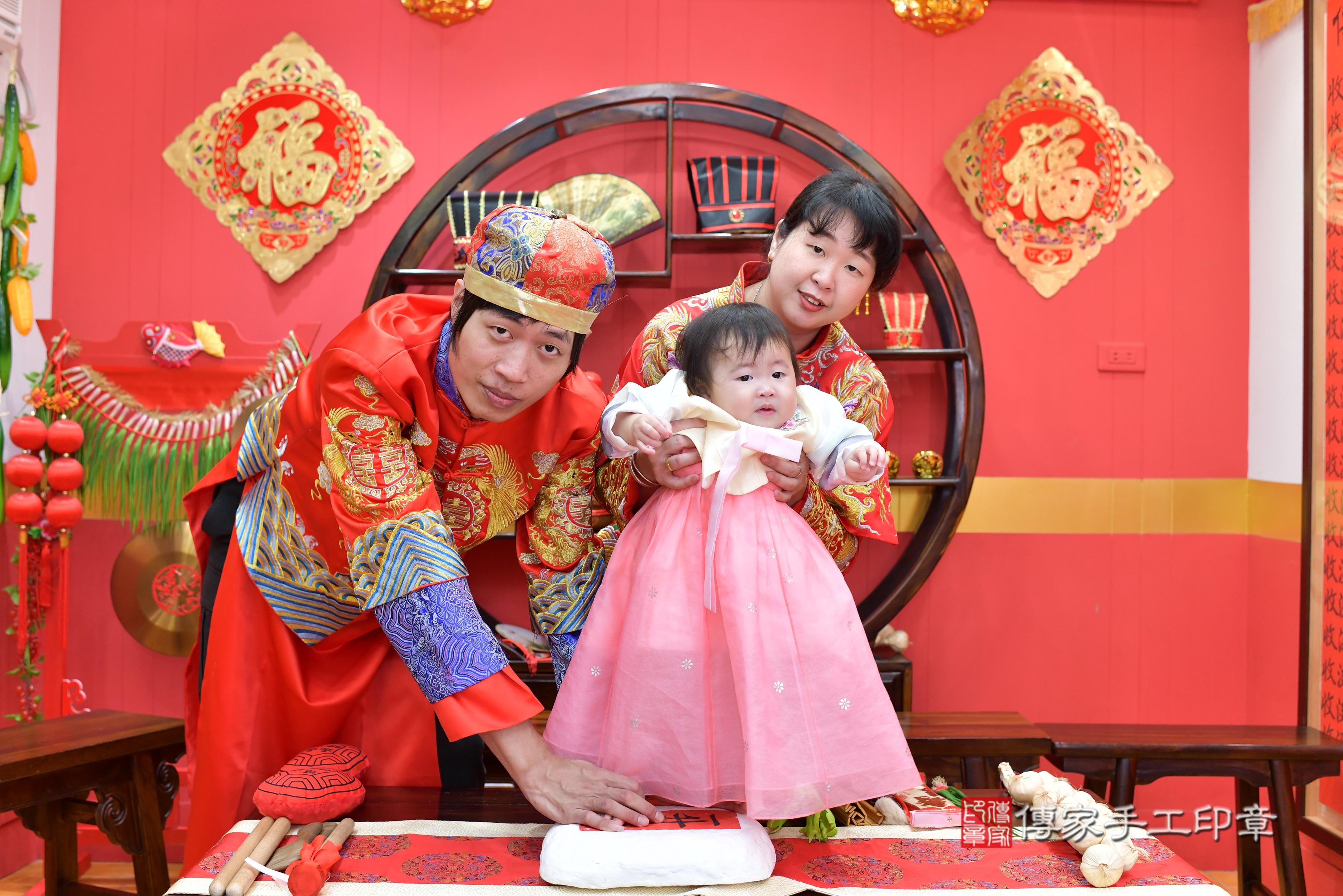 傳家手工印章桃園店、抓周、度脺、中國風會場、傳家嬰兒古禮、吉祥話、抓周道具物品24種、拍照。抓周證書。寶寶抓周、滿周歲、生日快樂、祝福