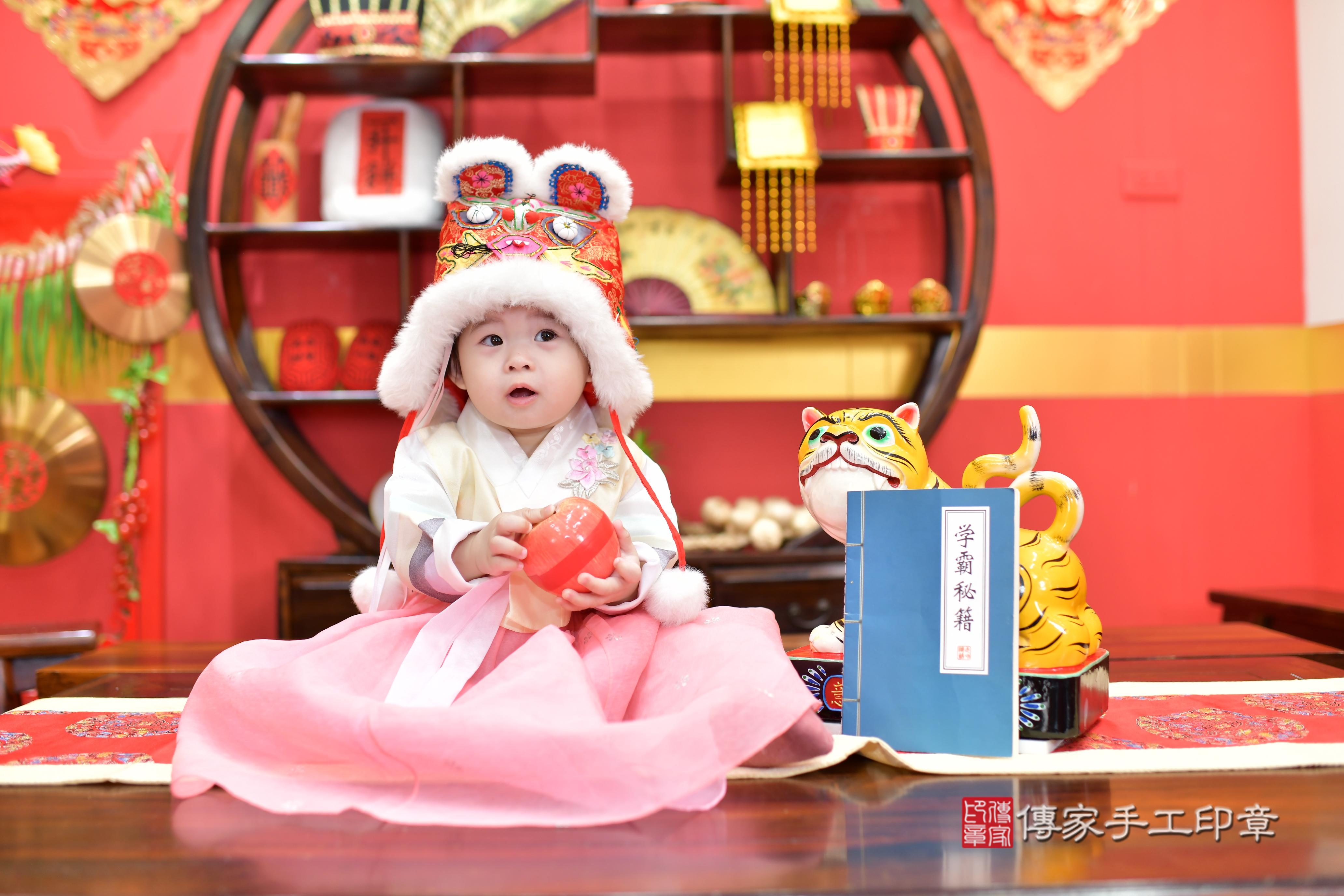 傳家手工印章桃園店、抓周、度脺、中國風會場、傳家嬰兒古禮、吉祥話、抓周道具物品24種、拍照。抓周證書。寶寶抓周、滿周歲、生日快樂、祝福