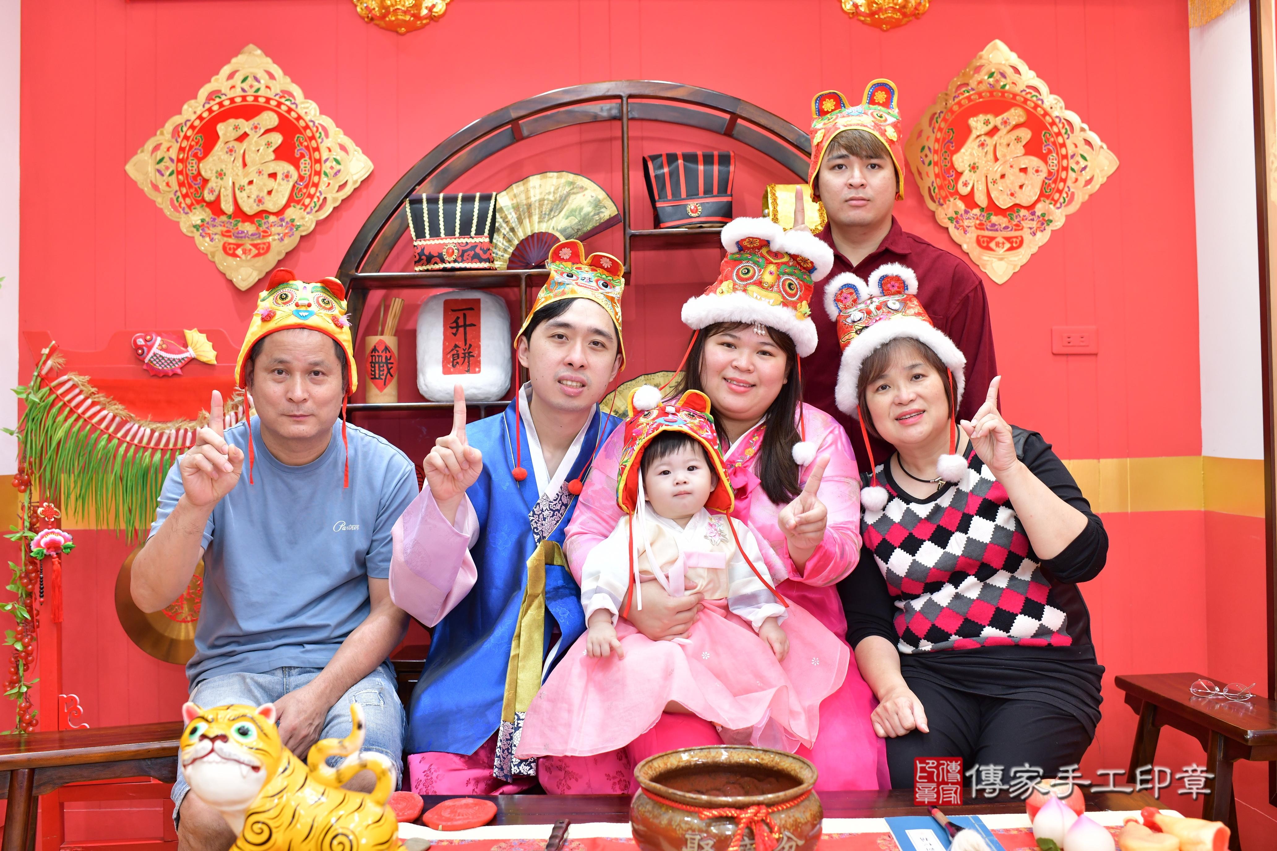 傳家手工印章桃園店、抓周、度脺、中國風會場、傳家嬰兒古禮、吉祥話、抓周道具物品24種、拍照。抓周證書。寶寶抓周、滿周歲、生日快樂、祝福