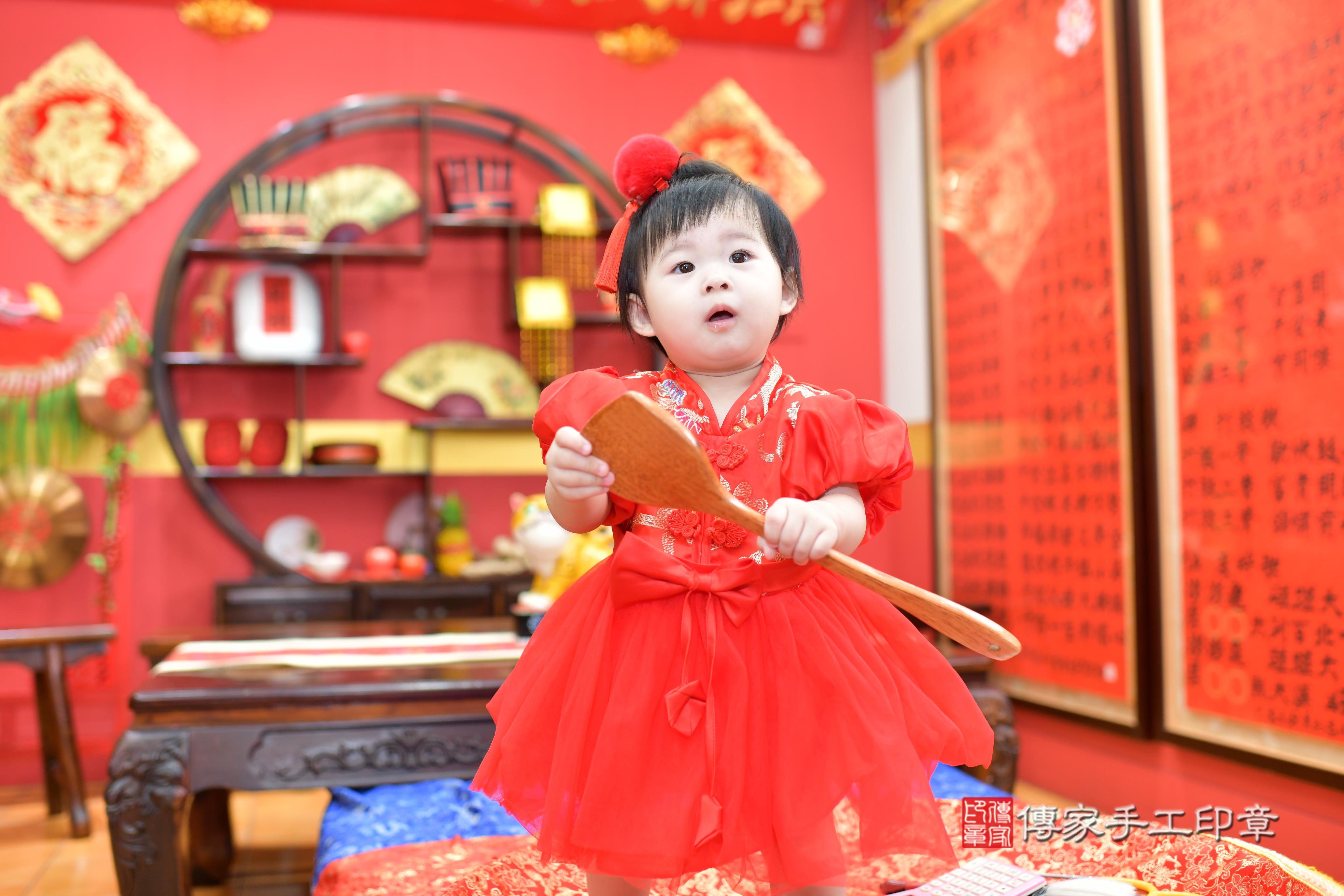 傳家手工印章桃園店、抓周、度脺、中國風會場、傳家嬰兒古禮、吉祥話、抓周道具物品24種、拍照。抓周證書。寶寶抓周、滿周歲、生日快樂、祝福