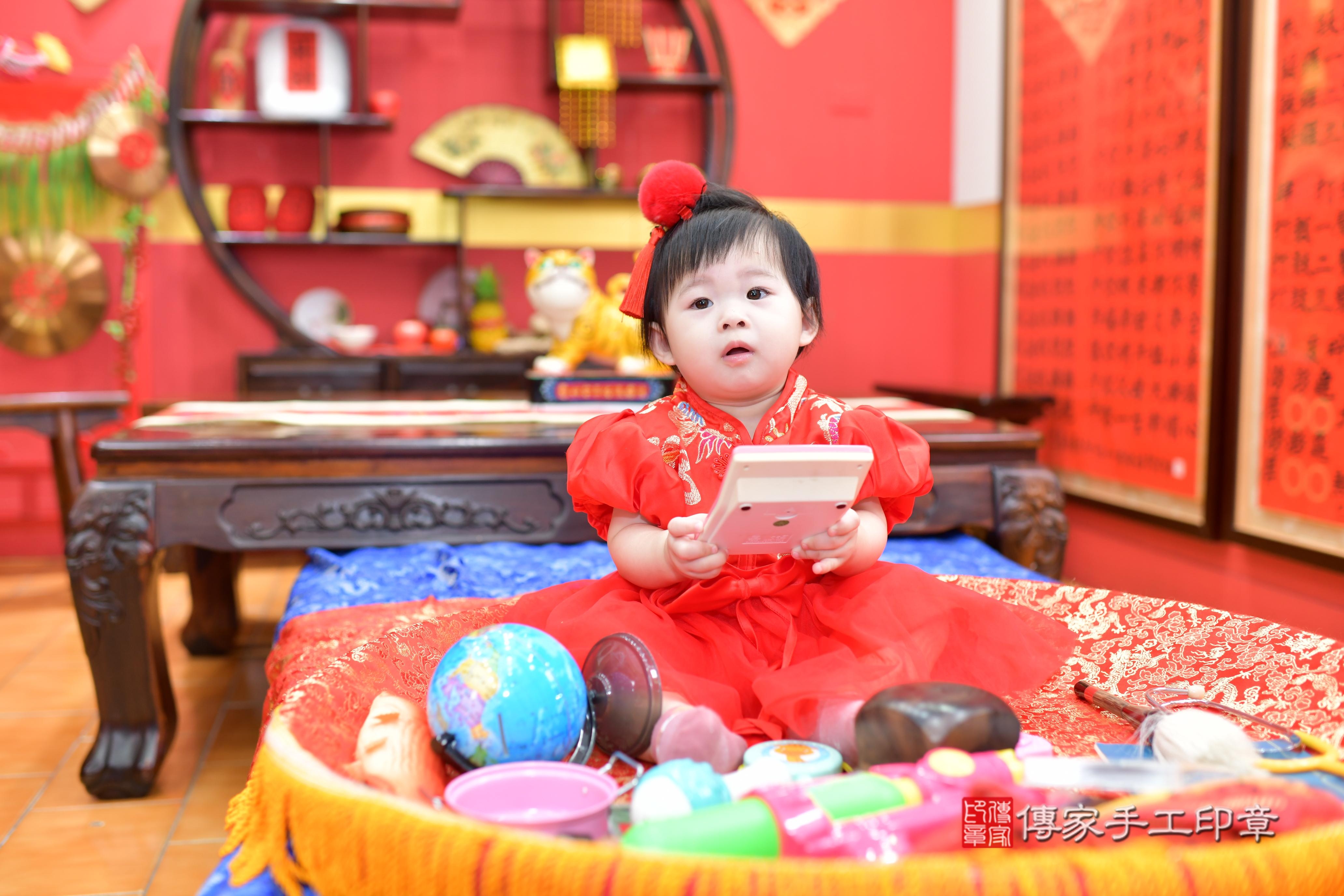 傳家手工印章桃園店、抓周、度脺、中國風會場、傳家嬰兒古禮、吉祥話、抓周道具物品24種、拍照。抓周證書。寶寶抓周、滿周歲、生日快樂、祝福