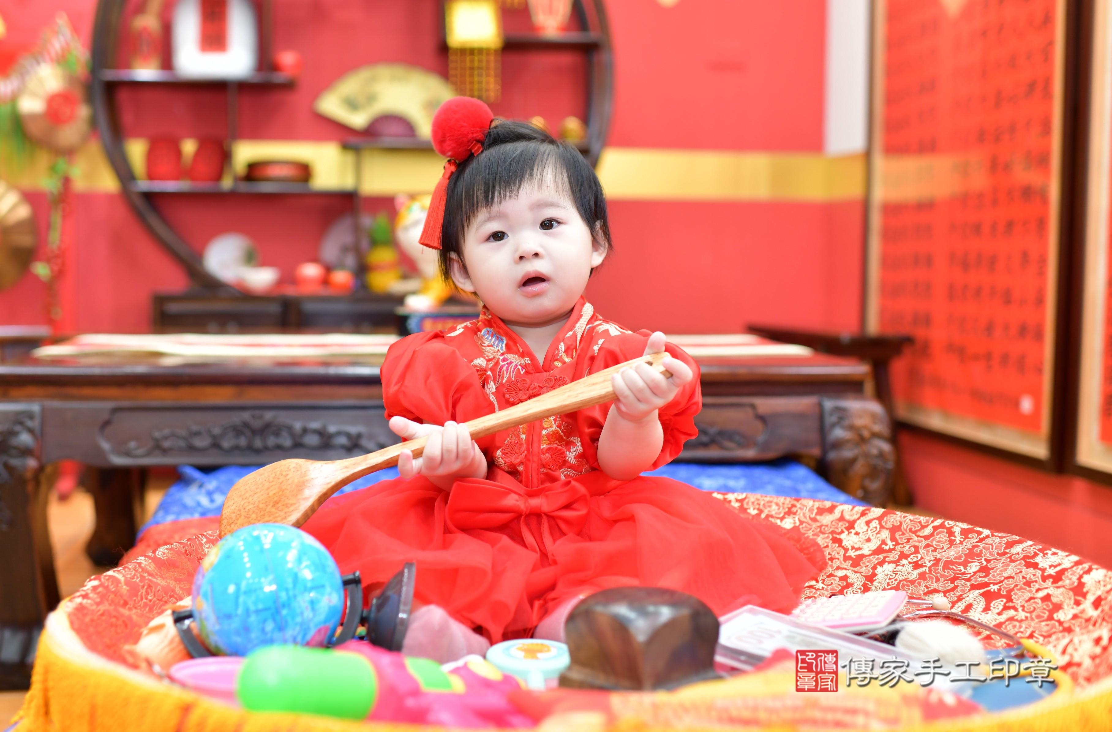 傳家手工印章桃園店、抓周、度脺、中國風會場、傳家嬰兒古禮、吉祥話、抓周道具物品24種、拍照。抓周證書。寶寶抓周、滿周歲、生日快樂、祝福