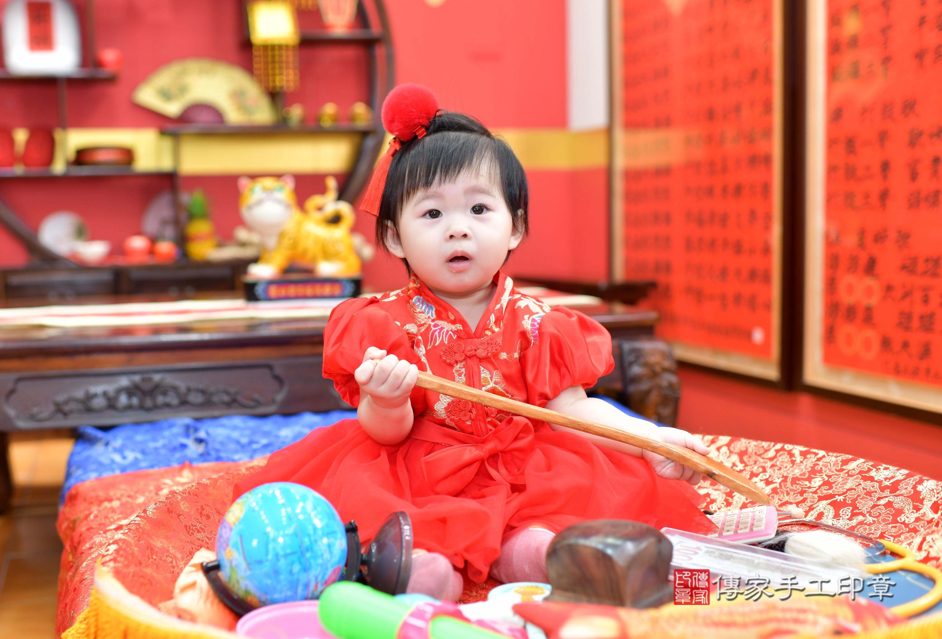 傳家手工印章桃園店、抓周、度脺、中國風會場、傳家嬰兒古禮、吉祥話、抓周道具物品24種、拍照。抓周證書。寶寶抓周、滿周歲、生日快樂、祝福