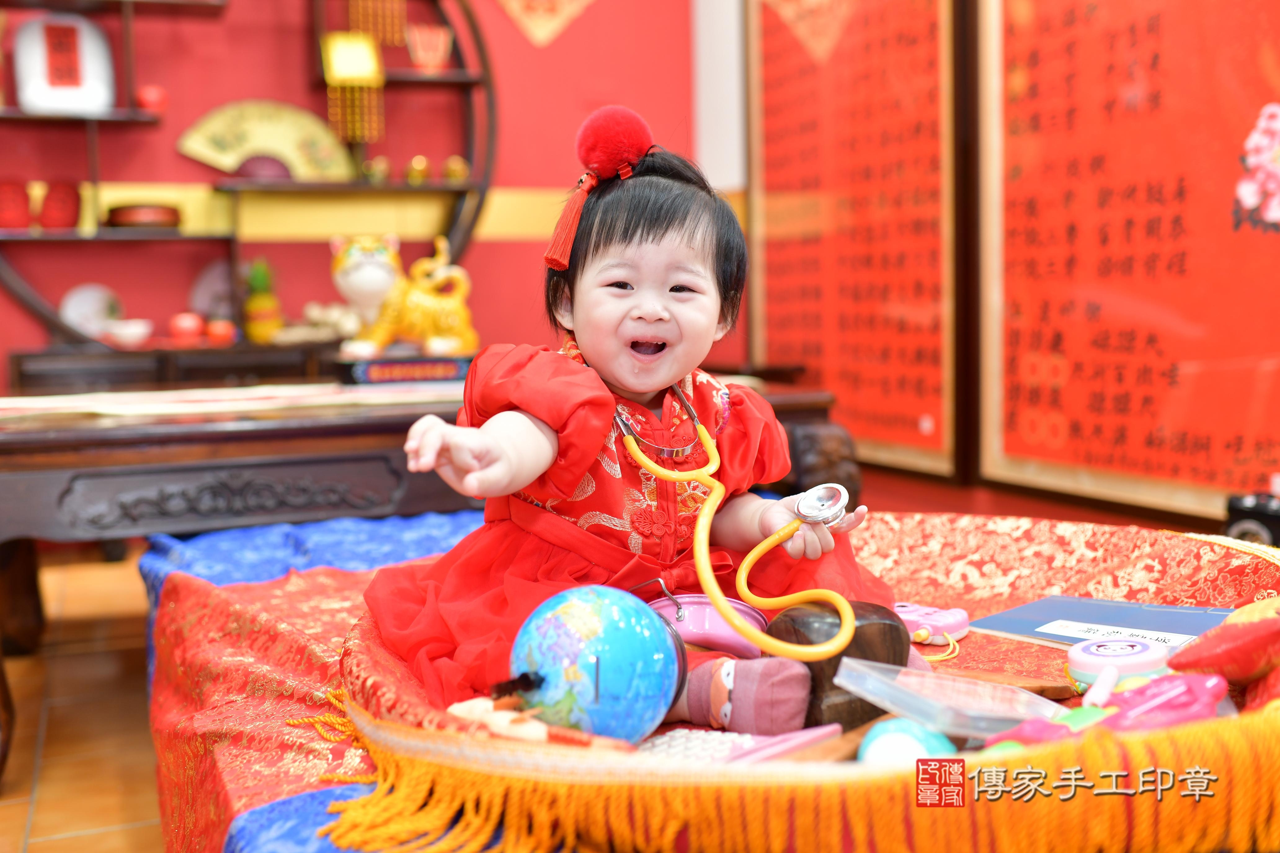 傳家手工印章桃園店、抓周、度脺、中國風會場、傳家嬰兒古禮、吉祥話、抓周道具物品24種、拍照。抓周證書。寶寶抓周、滿周歲、生日快樂、祝福