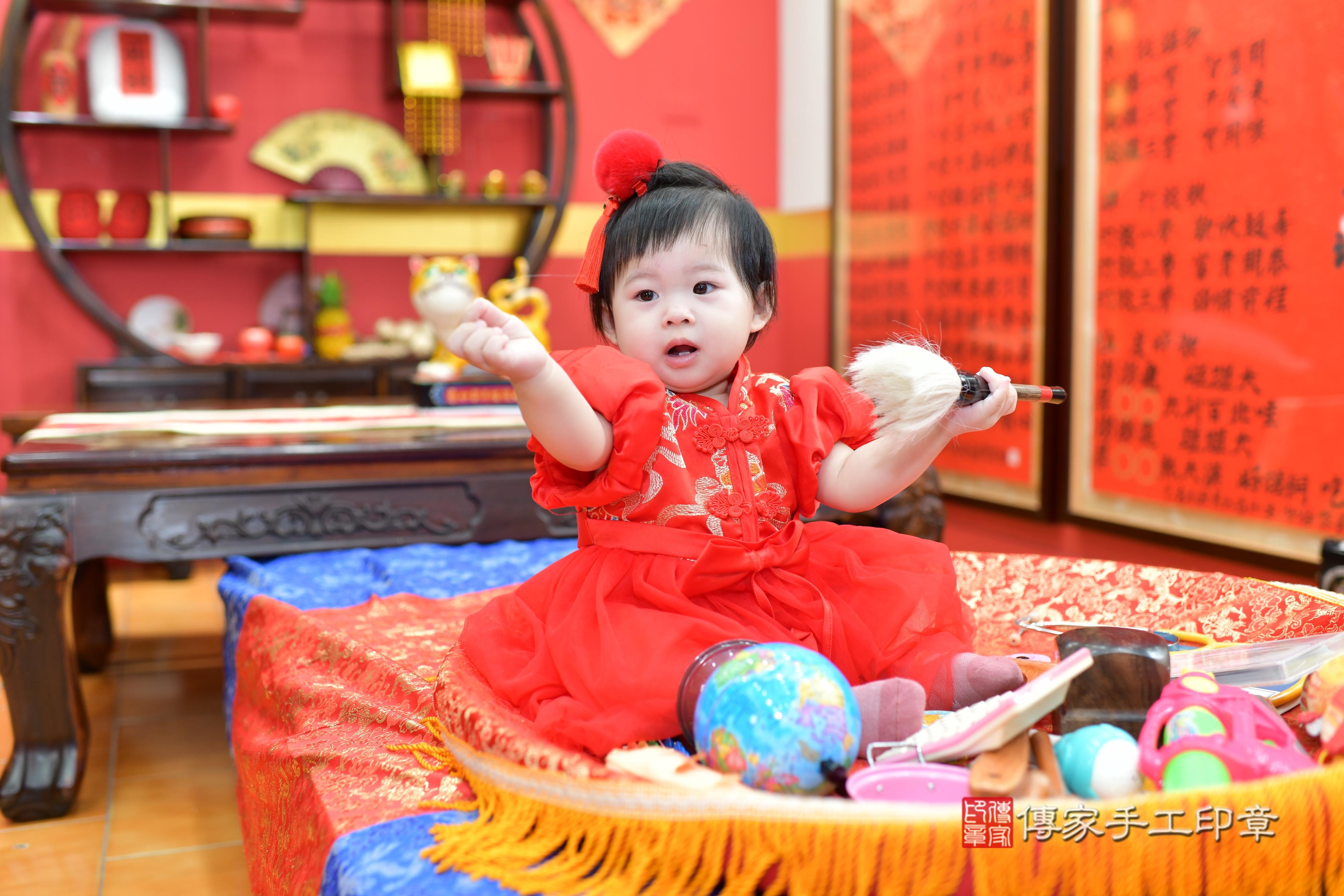 傳家手工印章桃園店、抓周、度脺、中國風會場、傳家嬰兒古禮、吉祥話、抓周道具物品24種、拍照。抓周證書。寶寶抓周、滿周歲、生日快樂、祝福