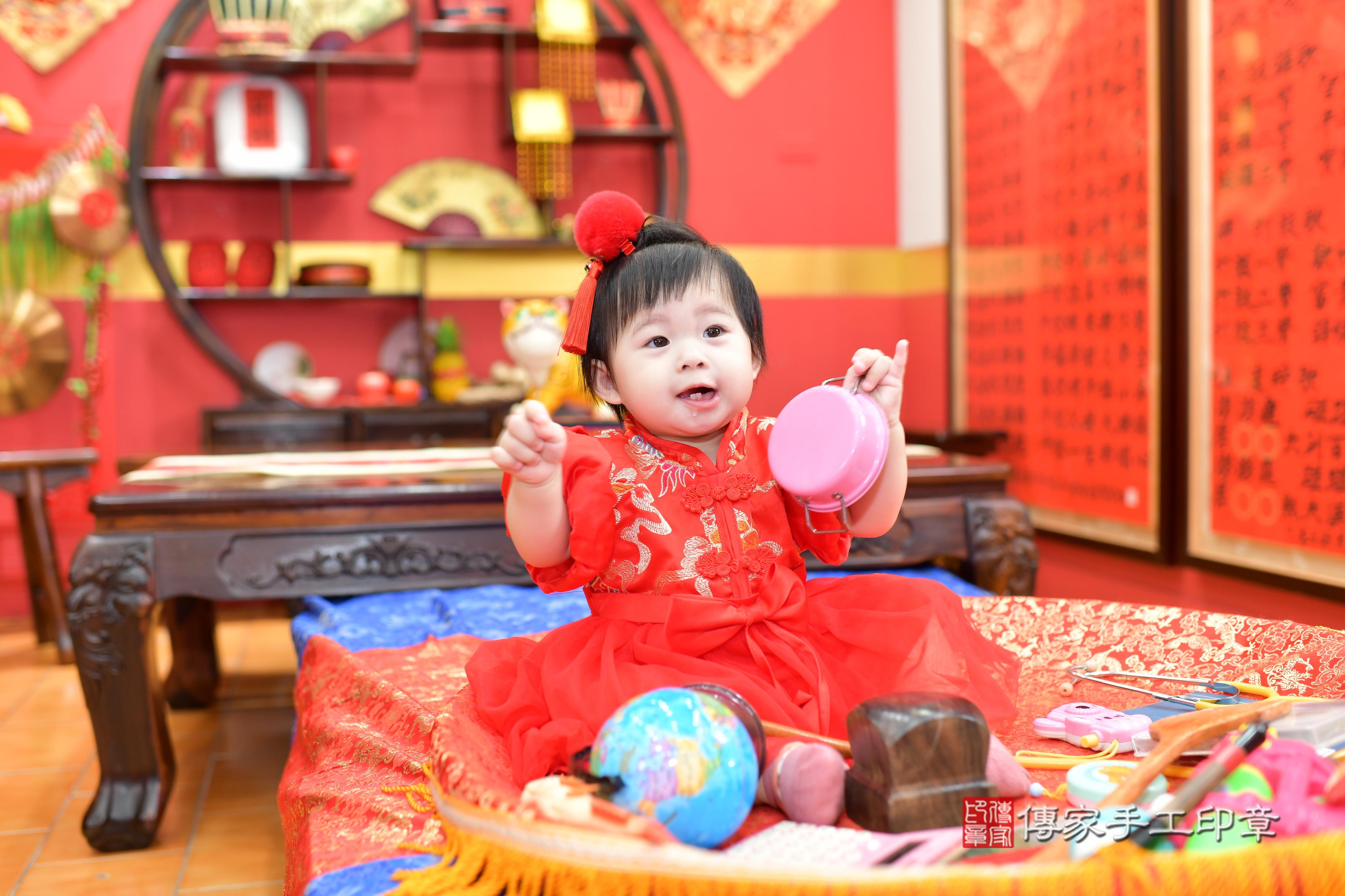 傳家手工印章桃園店、抓周、度脺、中國風會場、傳家嬰兒古禮、吉祥話、抓周道具物品24種、拍照。抓周證書。寶寶抓周、滿周歲、生日快樂、祝福