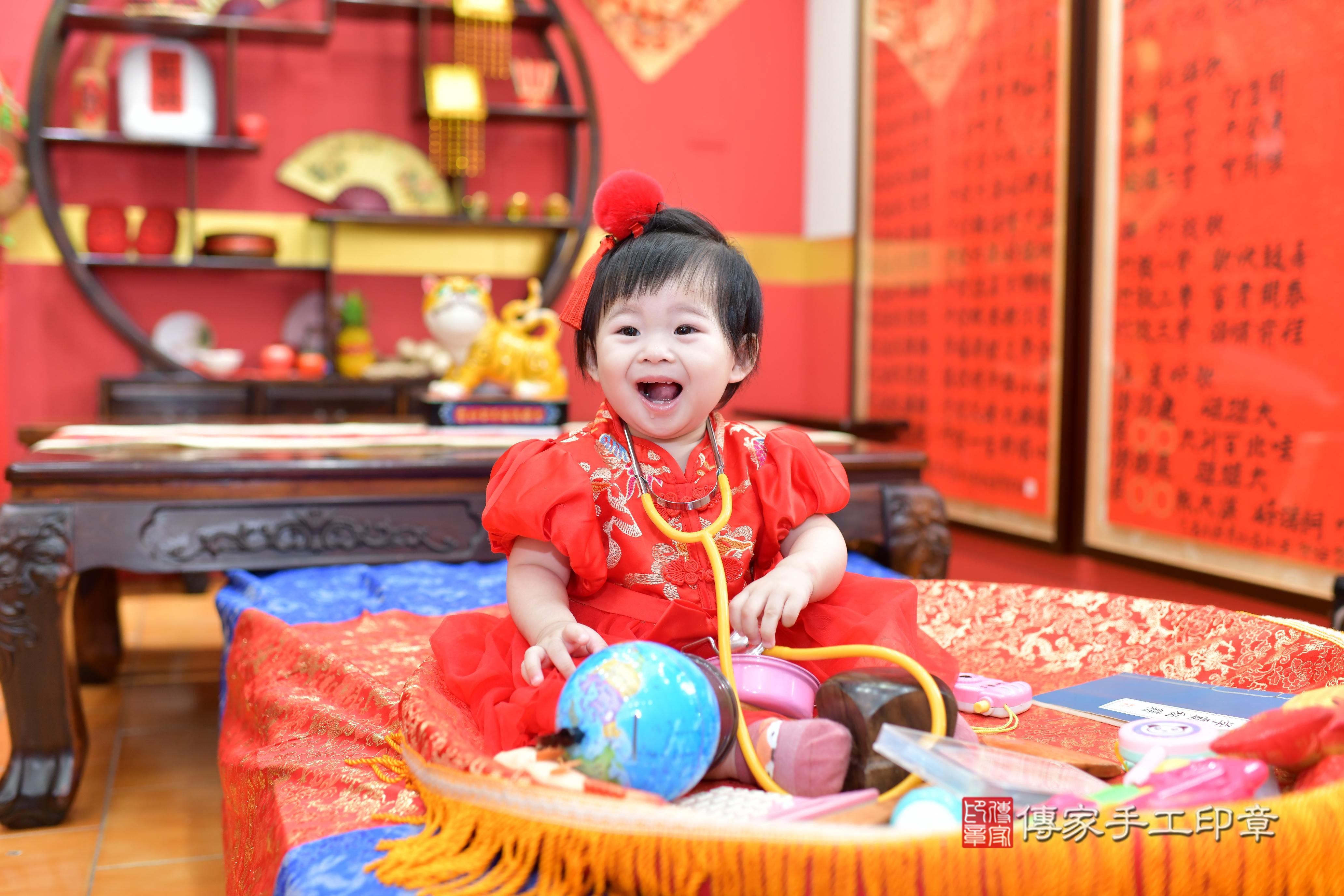 傳家手工印章桃園店、抓周、度脺、中國風會場、傳家嬰兒古禮、吉祥話、抓周道具物品24種、拍照。抓周證書。寶寶抓周、滿周歲、生日快樂、祝福