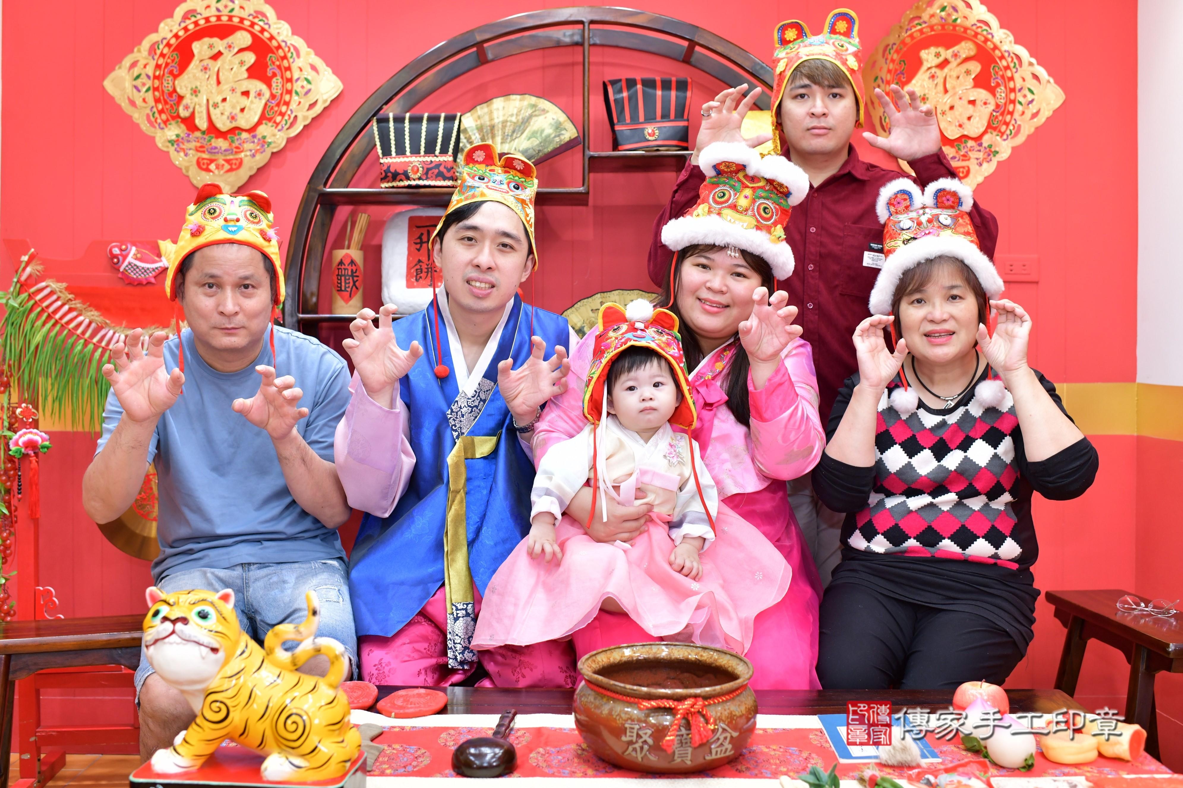 傳家手工印章桃園店、抓周、度脺、中國風會場、傳家嬰兒古禮、吉祥話、抓周道具物品24種、拍照。抓周證書。寶寶抓周、滿周歲、生日快樂、祝福