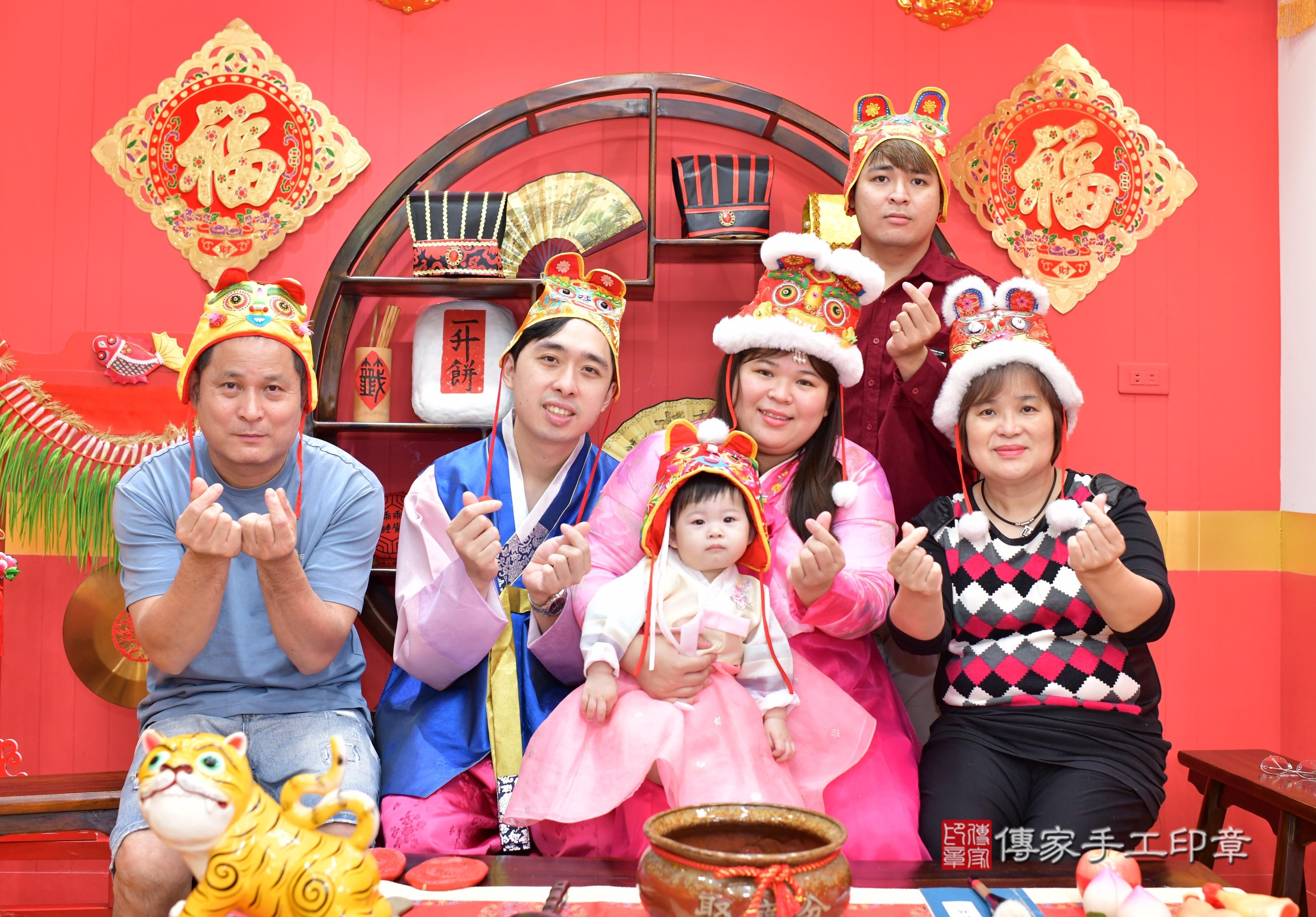 傳家手工印章桃園店、抓周、度脺、中國風會場、傳家嬰兒古禮、吉祥話、抓周道具物品24種、拍照。抓周證書。寶寶抓周、滿周歲、生日快樂、祝福