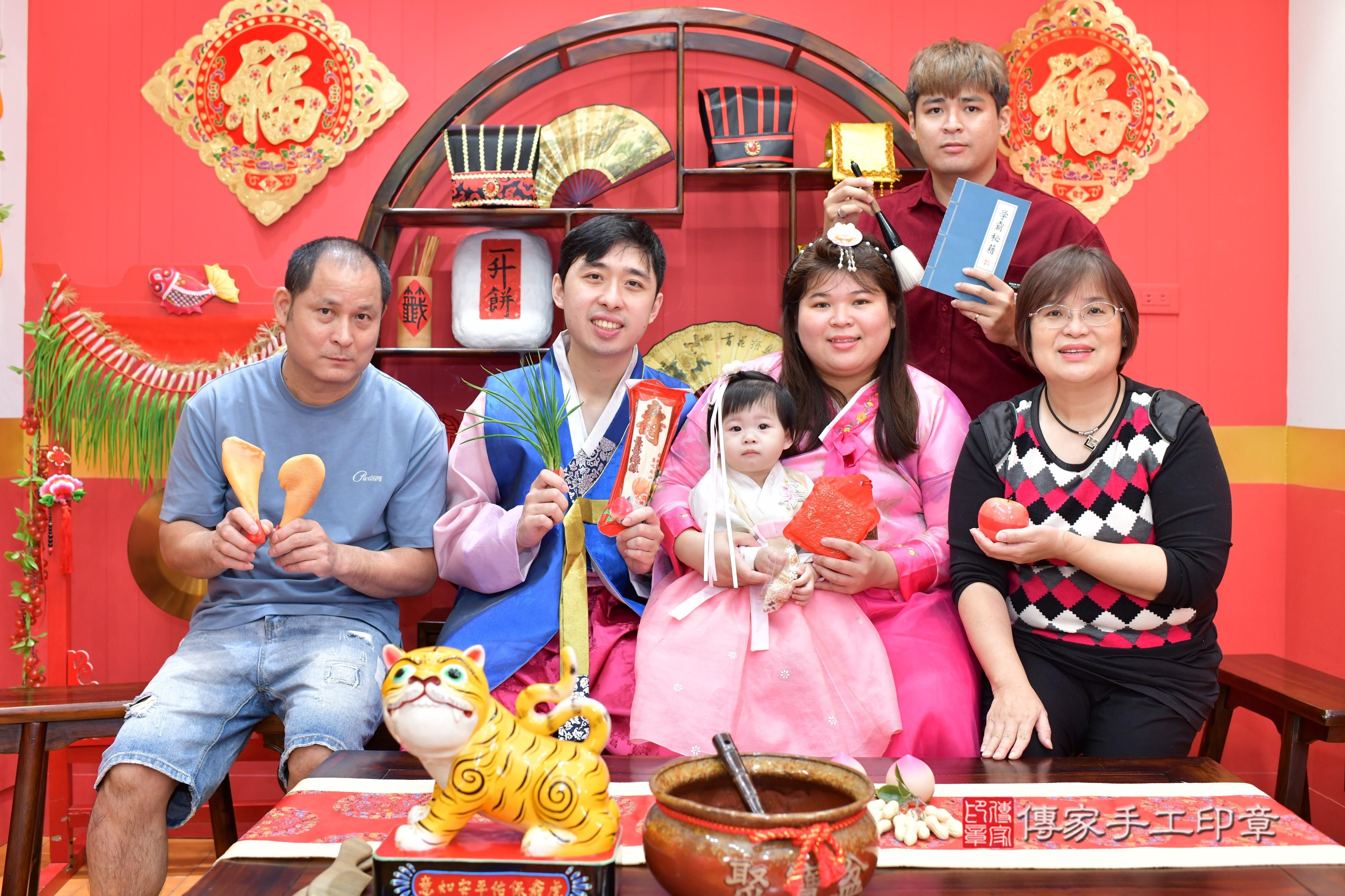 傳家手工印章桃園店、抓周、度脺、中國風會場、傳家嬰兒古禮、吉祥話、抓周道具物品24種、拍照。抓周證書。寶寶抓周、滿周歲、生日快樂、祝福