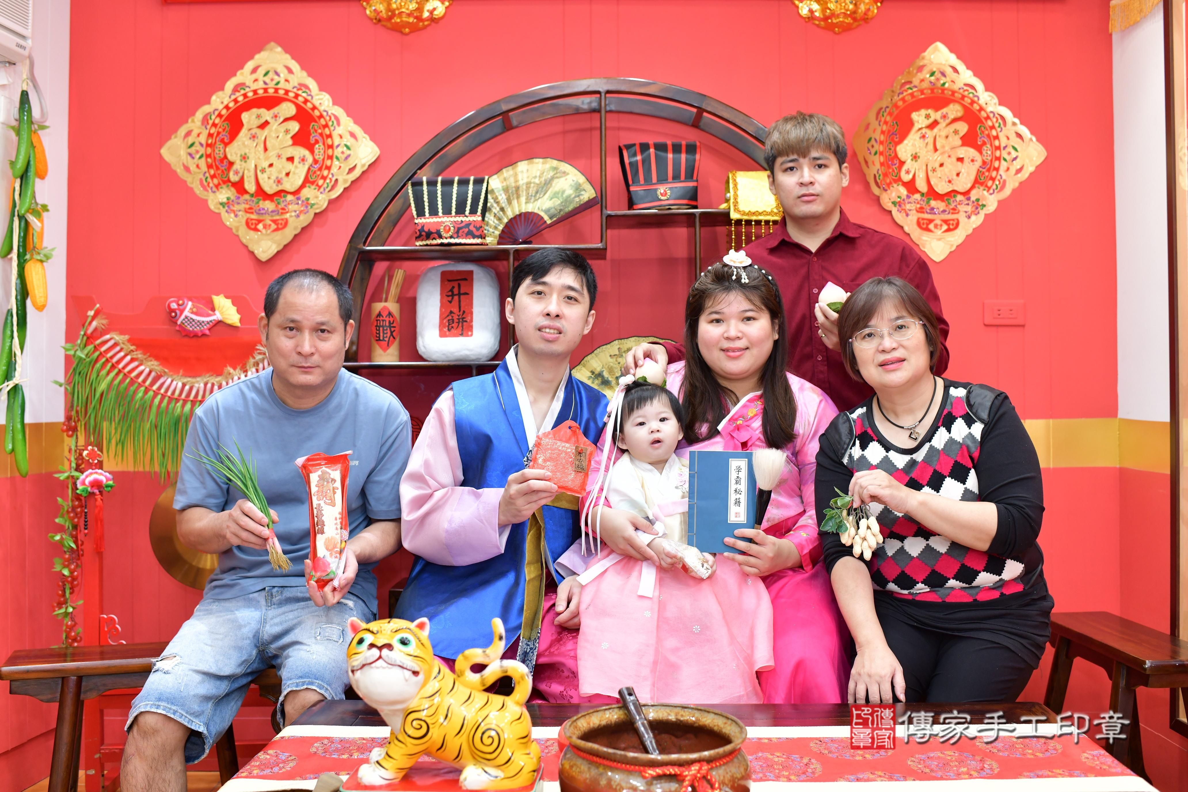 傳家手工印章桃園店、抓周、度脺、中國風會場、傳家嬰兒古禮、吉祥話、抓周道具物品24種、拍照。抓周證書。寶寶抓周、滿周歲、生日快樂、祝福