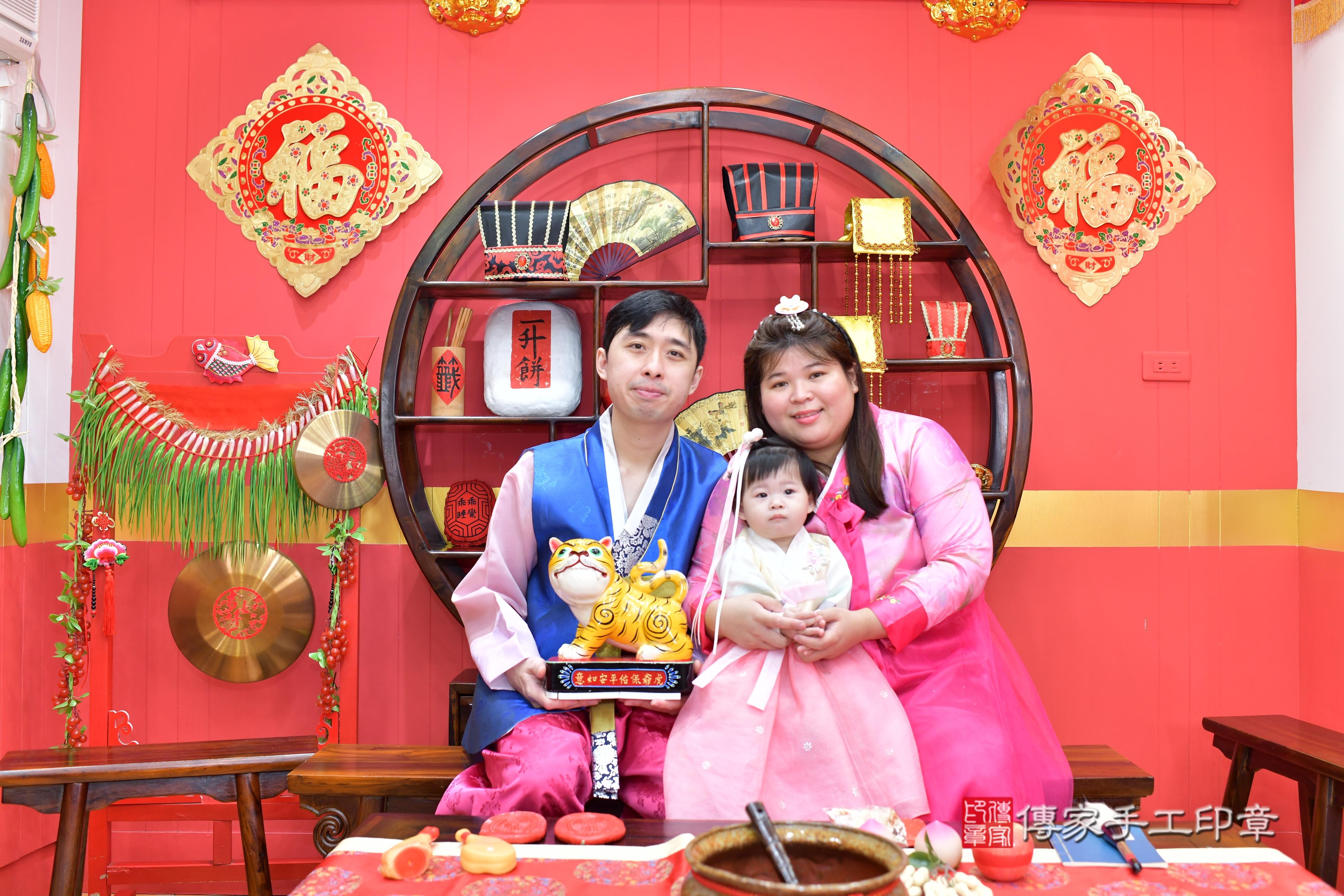 傳家手工印章桃園店、抓周、度脺、中國風會場、傳家嬰兒古禮、吉祥話、抓周道具物品24種、拍照。抓周證書。寶寶抓周、滿周歲、生日快樂、祝福