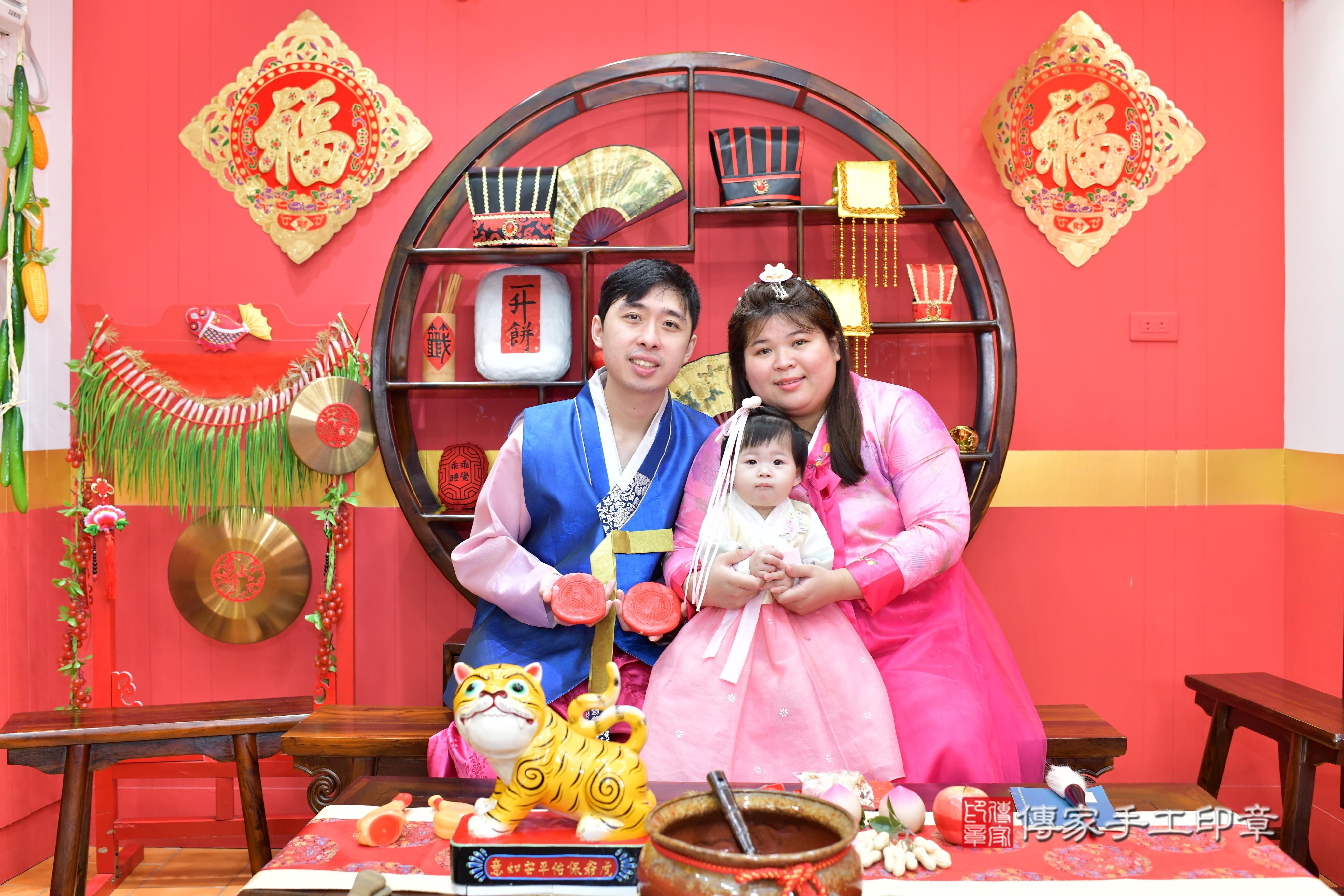 傳家手工印章桃園店、抓周、度脺、中國風會場、傳家嬰兒古禮、吉祥話、抓周道具物品24種、拍照。抓周證書。寶寶抓周、滿周歲、生日快樂、祝福