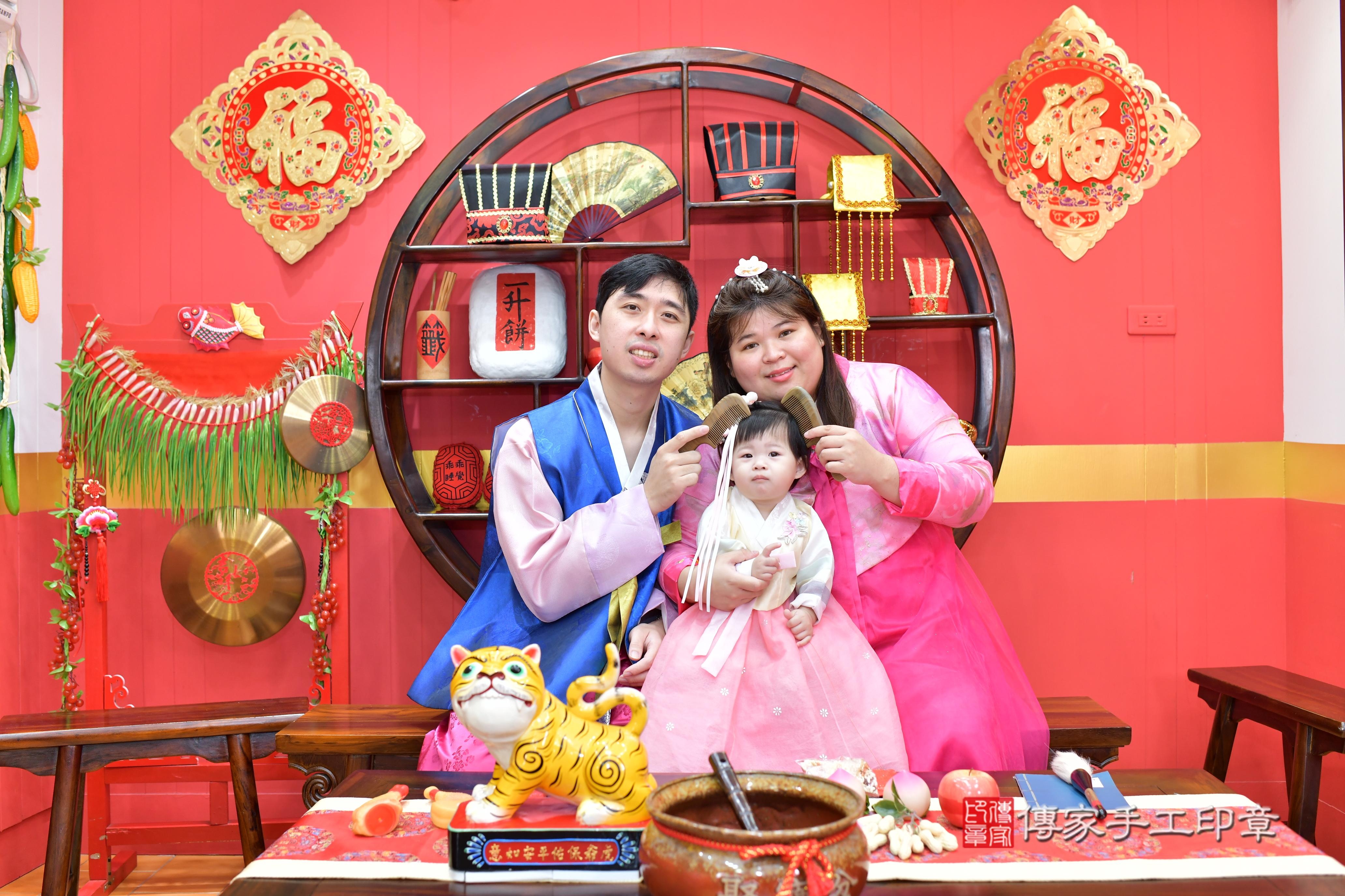 傳家手工印章桃園店、抓周、度脺、中國風會場、傳家嬰兒古禮、吉祥話、抓周道具物品24種、拍照。抓周證書。寶寶抓周、滿周歲、生日快樂、祝福