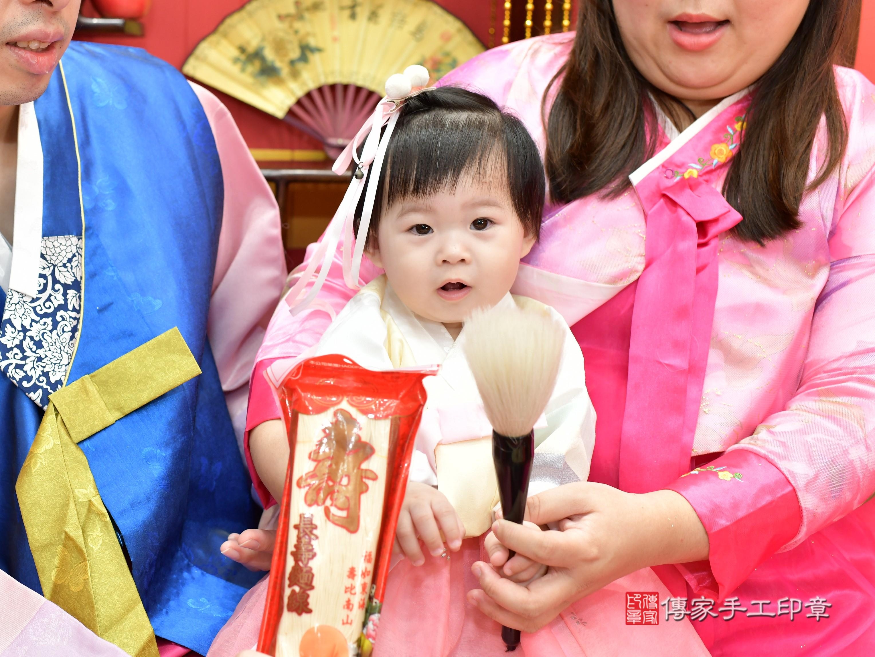 傳家手工印章桃園店、抓周、度脺、中國風會場、傳家嬰兒古禮、吉祥話、抓周道具物品24種、拍照。抓周證書。寶寶抓周、滿周歲、生日快樂、祝福