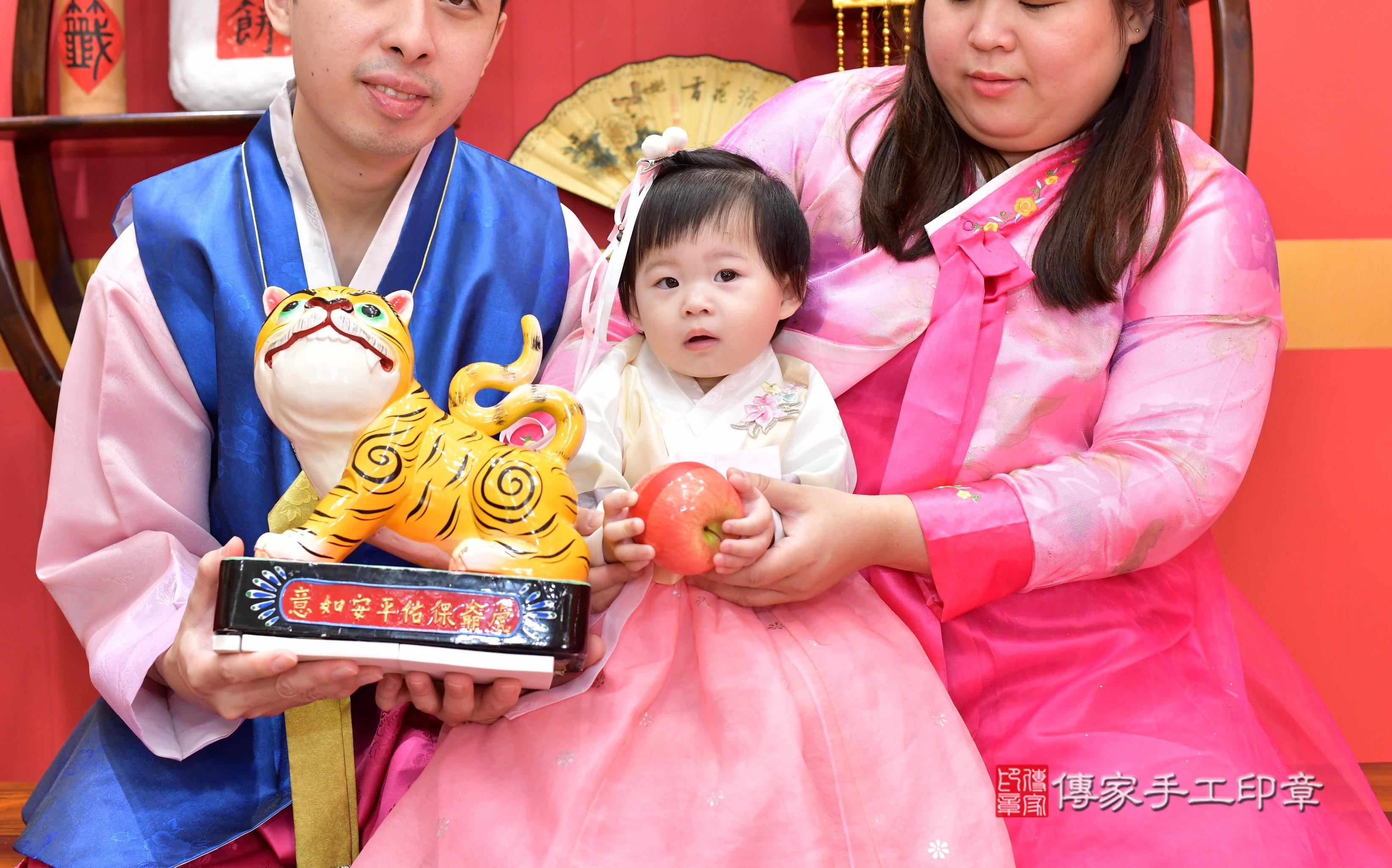 傳家手工印章桃園店、抓周、度脺、中國風會場、傳家嬰兒古禮、吉祥話、抓周道具物品24種、拍照。抓周證書。寶寶抓周、滿周歲、生日快樂、祝福