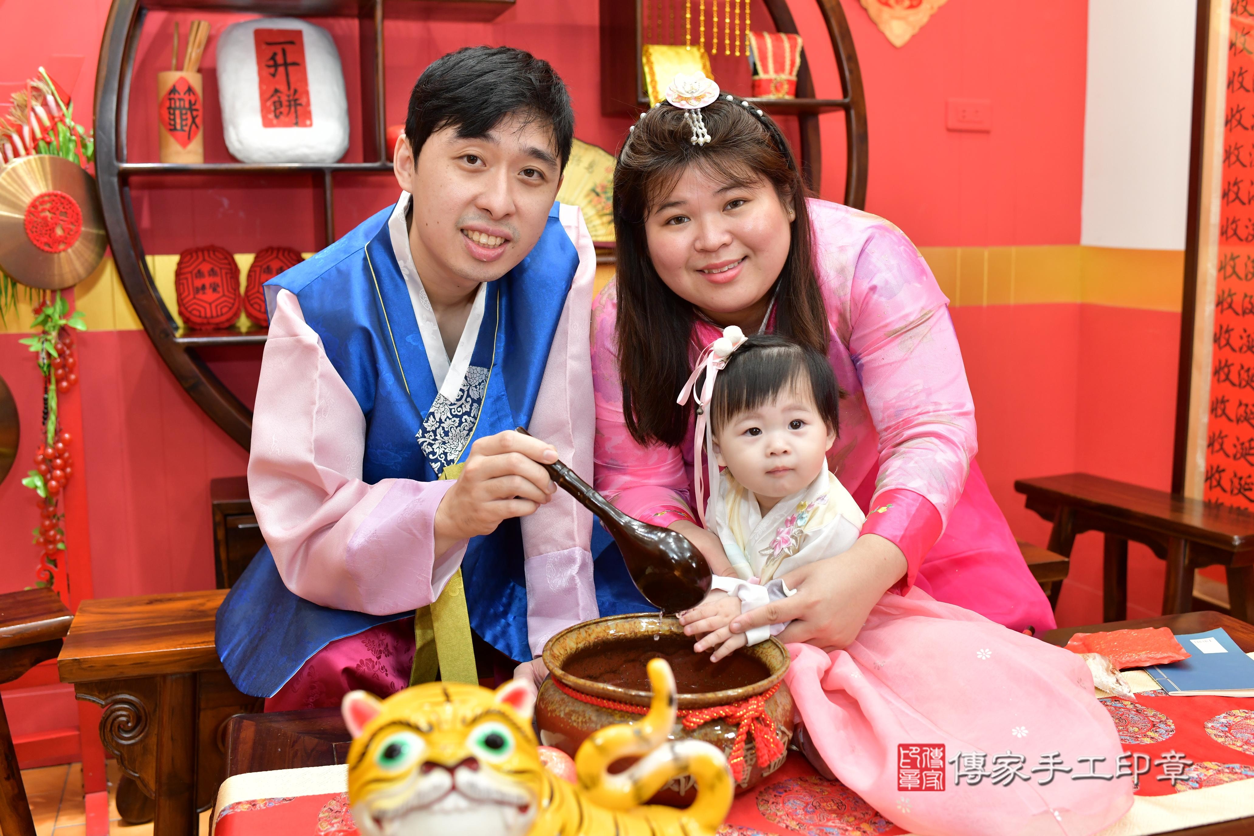 傳家手工印章桃園店、抓周、度脺、中國風會場、傳家嬰兒古禮、吉祥話、抓周道具物品24種、拍照。抓周證書。寶寶抓周、滿周歲、生日快樂、祝福