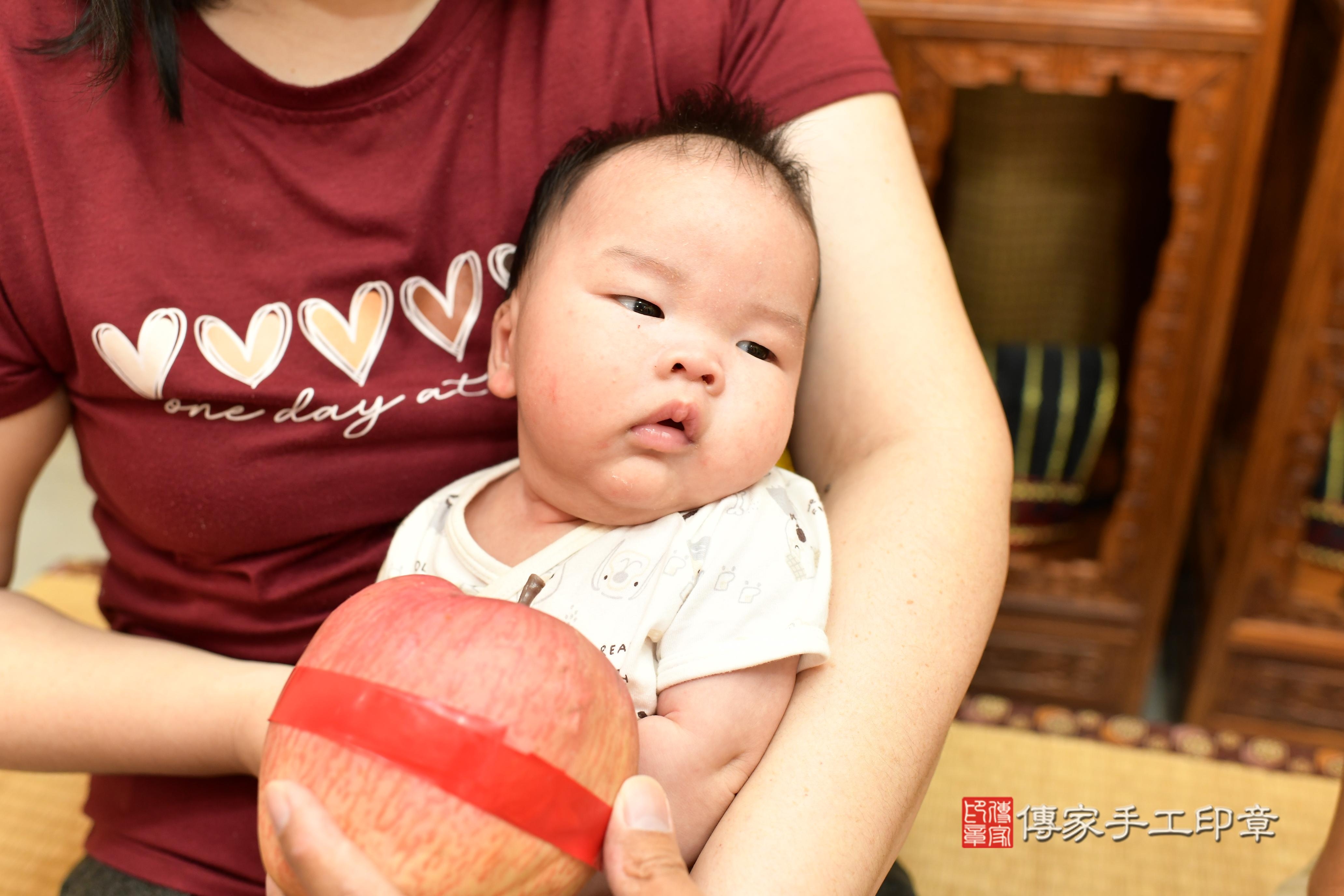 傳家手工印章台南店、剃頭、中國風會場、傳家嬰兒古禮、吉祥話、抓周道具物品24種、拍照。抓周證書。寶寶抓周、滿周歲、生日快樂、祝福