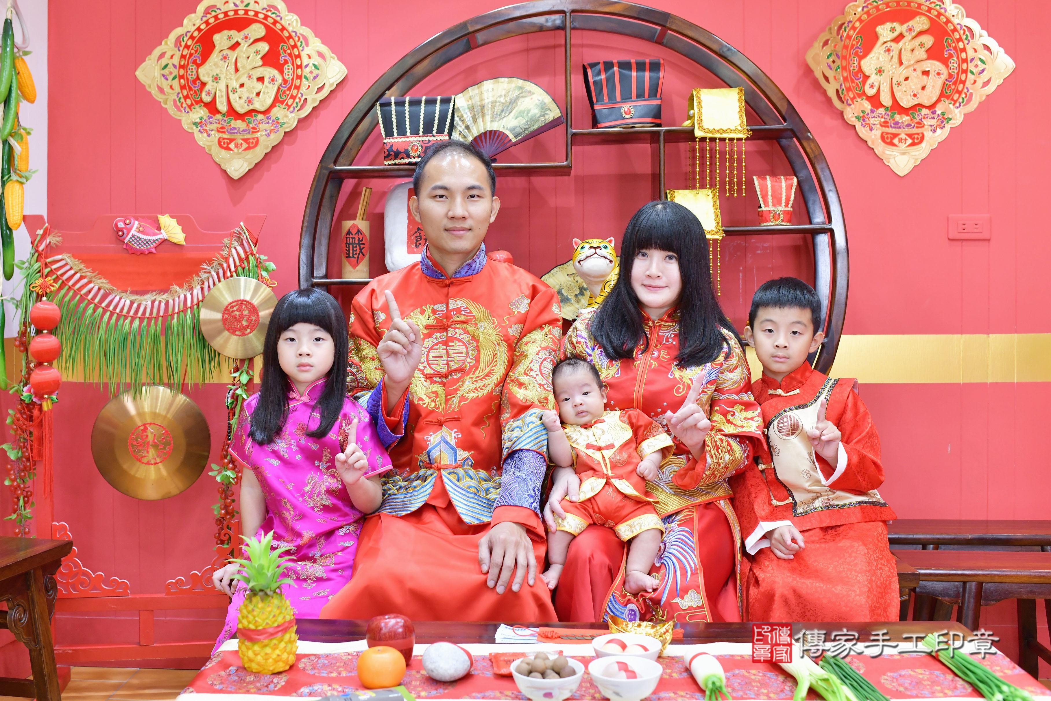 傳家手工印章桃園店、剃頭、中國風會場、傳家嬰兒古禮、吉祥話、抓周道具物品24種、拍照。抓周證書。寶寶抓周、滿周歲、生日快樂、祝福 傳家手工印章桃園店、剃頭、中國風會場、傳家嬰兒古禮、吉祥話、抓周道具物品24種、拍照。抓周證書。寶寶抓周、滿周歲、生日快樂、祝福