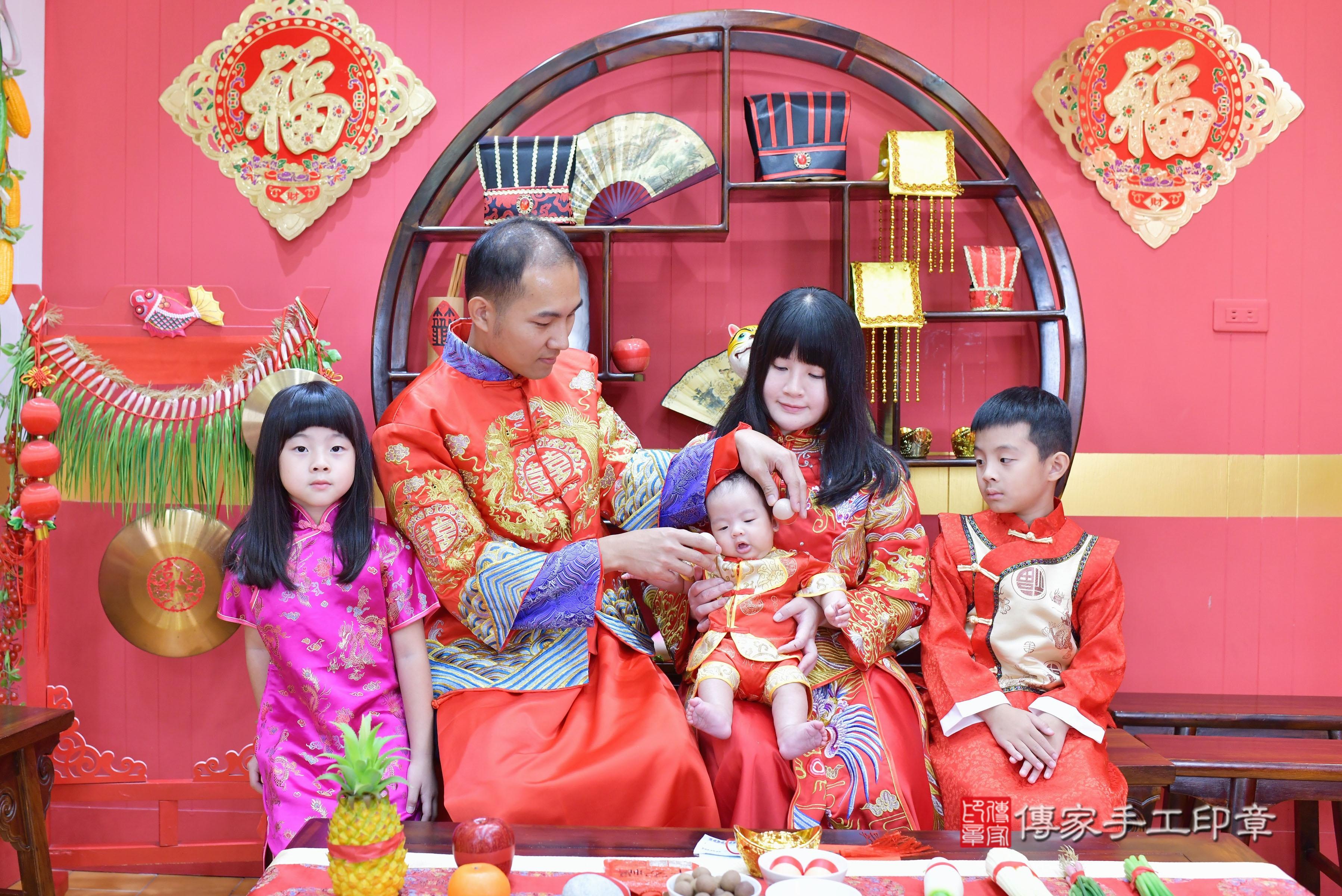 傳家手工印章桃園店、剃頭、中國風會場、傳家嬰兒古禮、吉祥話、抓周道具物品24種、拍照。抓周證書。寶寶抓周、滿周歲、生日快樂、祝福 傳家手工印章桃園店、剃頭、中國風會場、傳家嬰兒古禮、吉祥話、抓周道具物品24種、拍照。抓周證書。寶寶抓周、滿周歲、生日快樂、祝福
