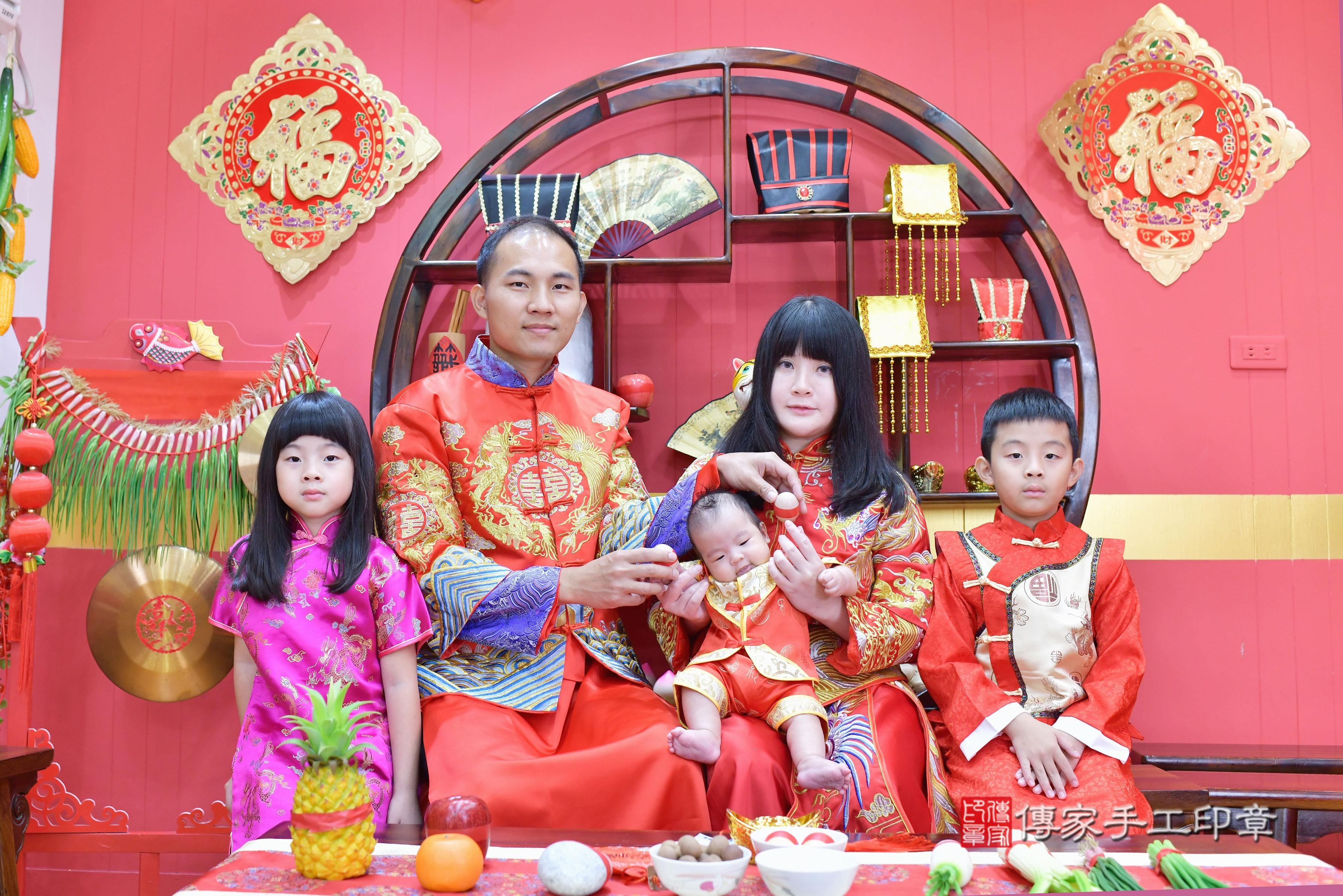 傳家手工印章桃園店、剃頭、中國風會場、傳家嬰兒古禮、吉祥話、抓周道具物品24種、拍照。抓周證書。寶寶抓周、滿周歲、生日快樂、祝福 傳家手工印章桃園店、剃頭、中國風會場、傳家嬰兒古禮、吉祥話、抓周道具物品24種、拍照。抓周證書。寶寶抓周、滿周歲、生日快樂、祝福