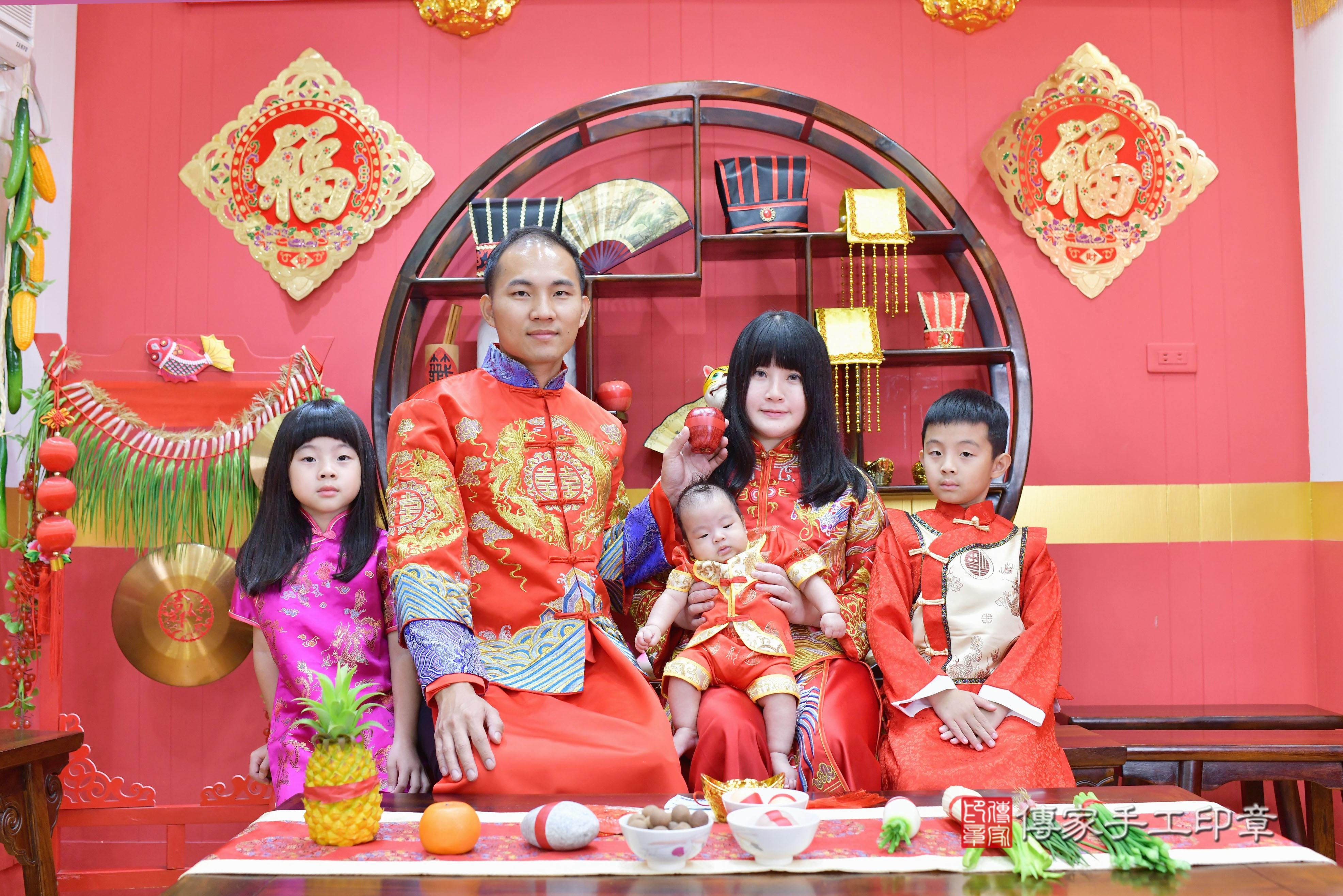 傳家手工印章桃園店、剃頭、中國風會場、傳家嬰兒古禮、吉祥話、抓周道具物品24種、拍照。抓周證書。寶寶抓周、滿周歲、生日快樂、祝福 傳家手工印章桃園店、剃頭、中國風會場、傳家嬰兒古禮、吉祥話、抓周道具物品24種、拍照。抓周證書。寶寶抓周、滿周歲、生日快樂、祝福