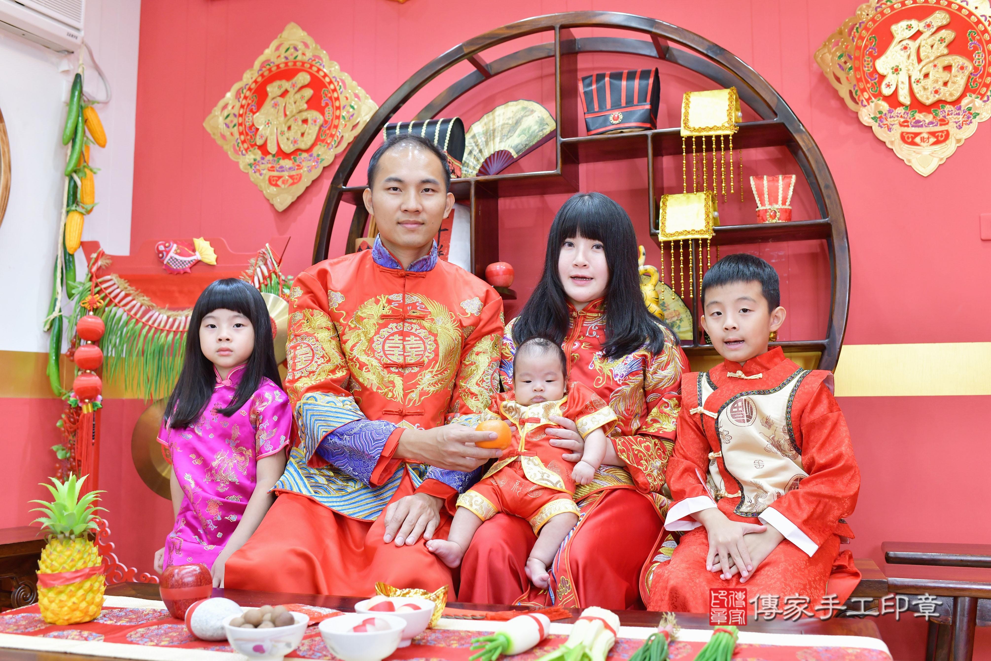 傳家手工印章桃園店、剃頭、中國風會場、傳家嬰兒古禮、吉祥話、抓周道具物品24種、拍照。抓周證書。寶寶抓周、滿周歲、生日快樂、祝福 傳家手工印章桃園店、剃頭、中國風會場、傳家嬰兒古禮、吉祥話、抓周道具物品24種、拍照。抓周證書。寶寶抓周、滿周歲、生日快樂、祝福