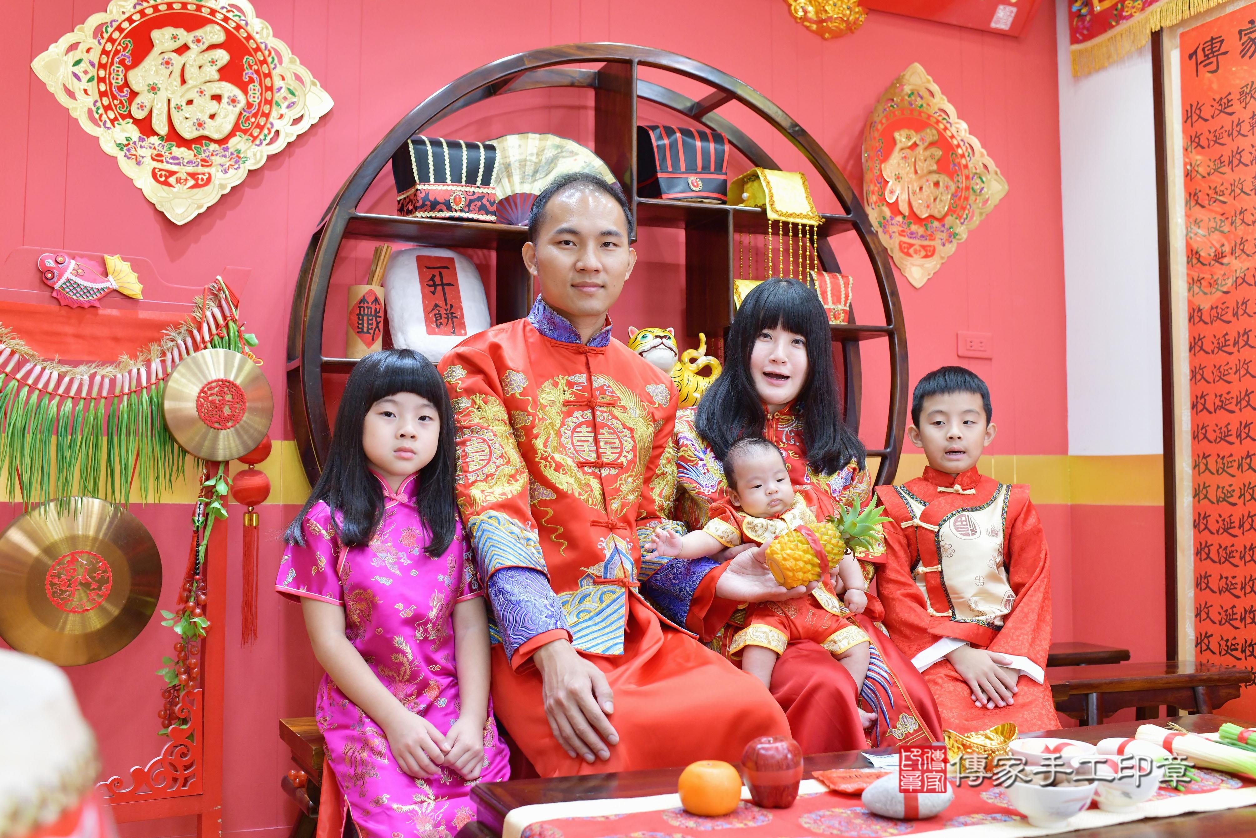 傳家手工印章桃園店、剃頭、中國風會場、傳家嬰兒古禮、吉祥話、抓周道具物品24種、拍照。抓周證書。寶寶抓周、滿周歲、生日快樂、祝福 傳家手工印章桃園店、剃頭、中國風會場、傳家嬰兒古禮、吉祥話、抓周道具物品24種、拍照。抓周證書。寶寶抓周、滿周歲、生日快樂、祝福