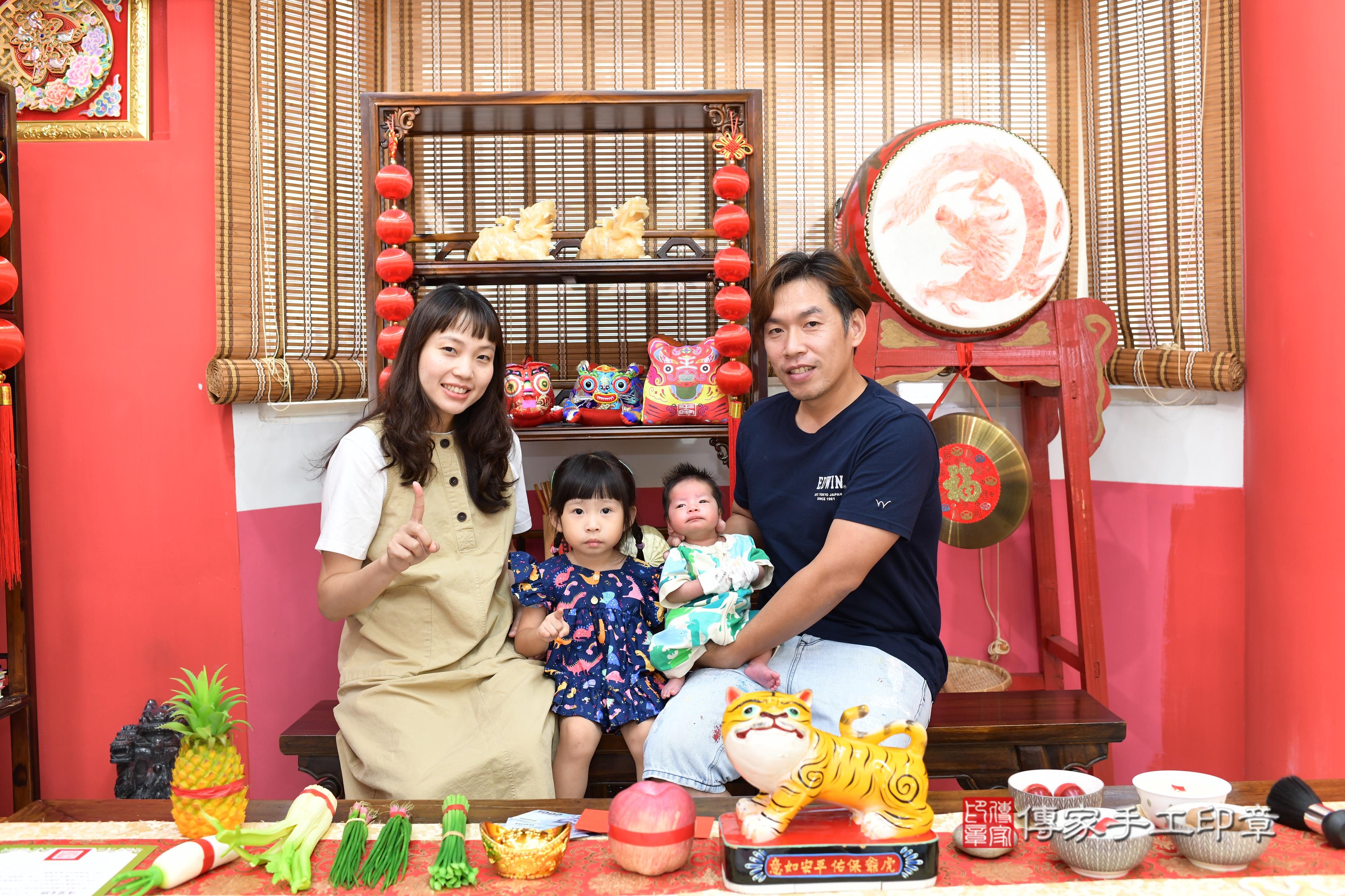 傳家手工印章高雄店、抓周、度脺、中國風會場、傳家嬰兒古禮、吉祥話、抓周道具物品24種、拍照。抓周證書。寶寶抓周、滿周歲、生日快樂、祝福