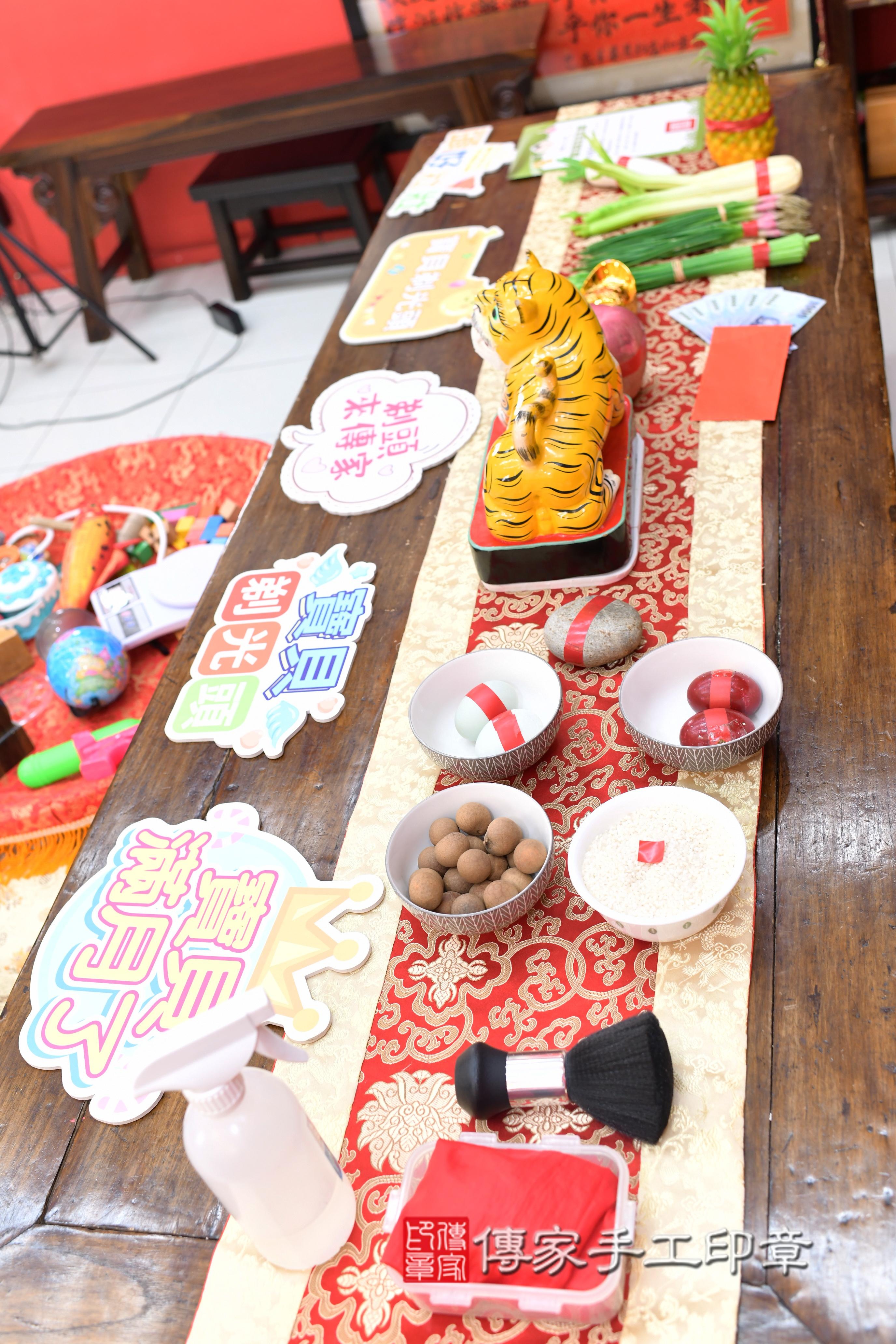 傳家手工印章高雄店、抓周、度脺、中國風會場、傳家嬰兒古禮、吉祥話、抓周道具物品24種、拍照。抓周證書。寶寶抓周、滿周歲、生日快樂、祝福