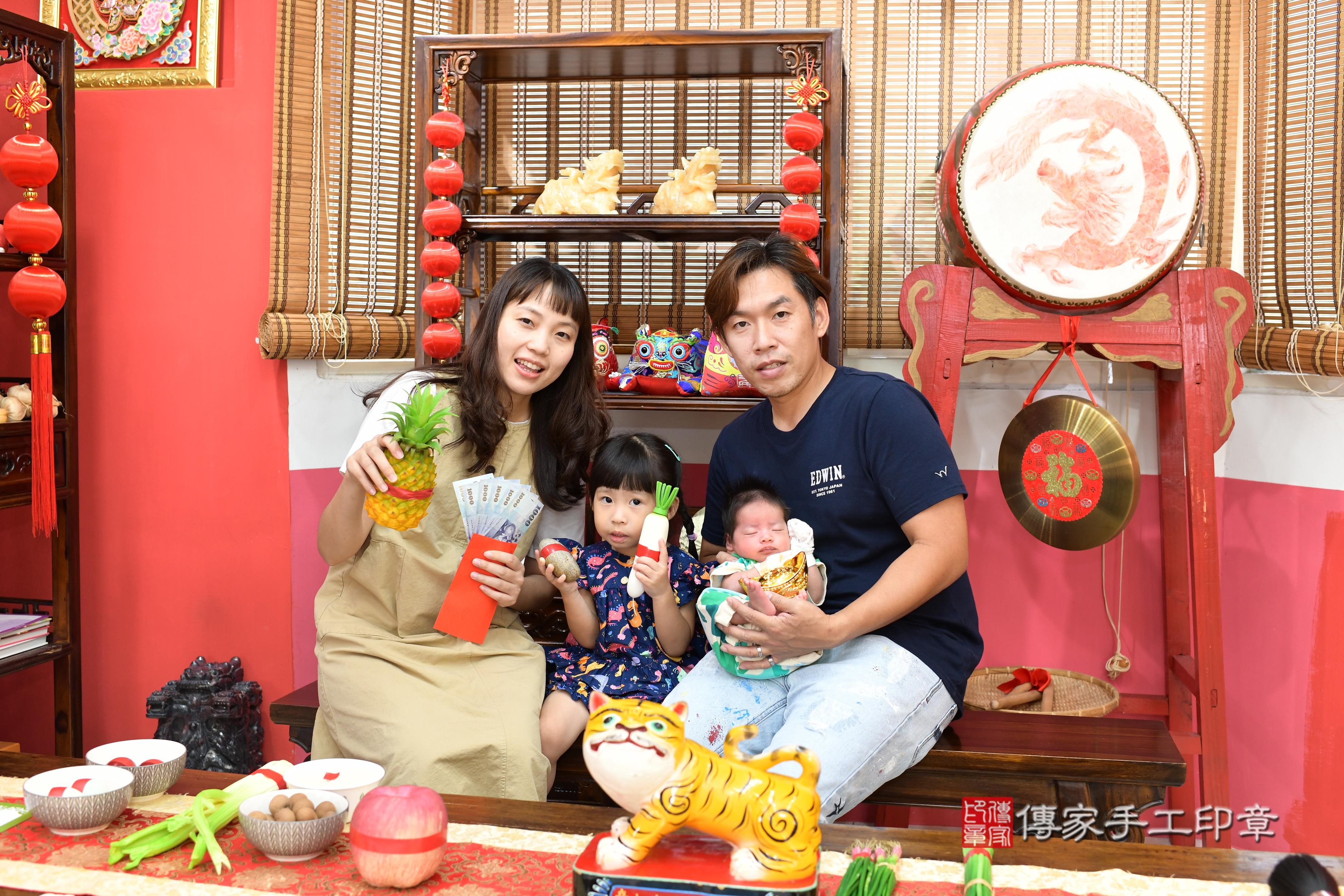 傳家手工印章高雄店、抓周、度脺、中國風會場、傳家嬰兒古禮、吉祥話、抓周道具物品24種、拍照。抓周證書。寶寶抓周、滿周歲、生日快樂、祝福