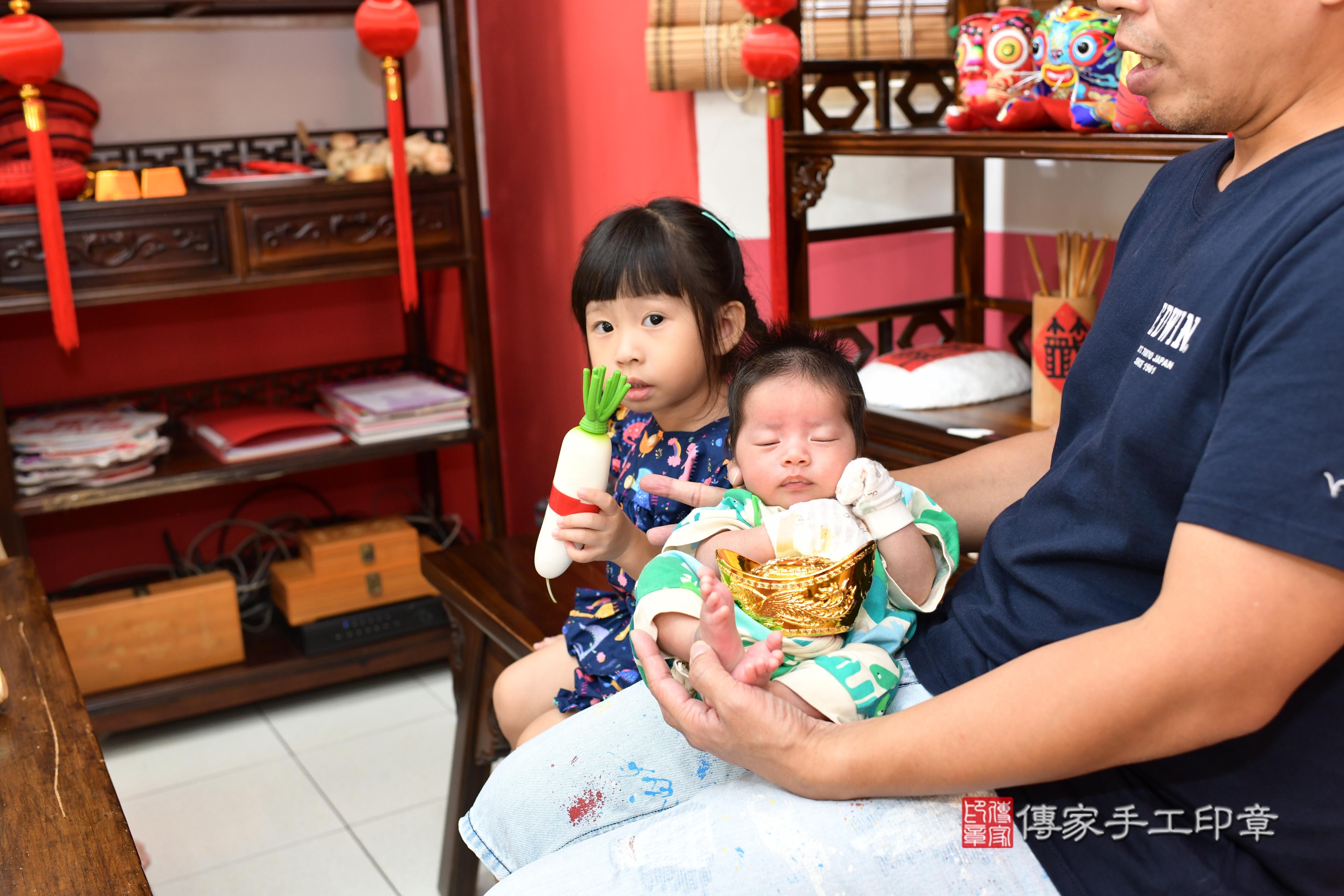 傳家手工印章高雄店、抓周、度脺、中國風會場、傳家嬰兒古禮、吉祥話、抓周道具物品24種、拍照。抓周證書。寶寶抓周、滿周歲、生日快樂、祝福