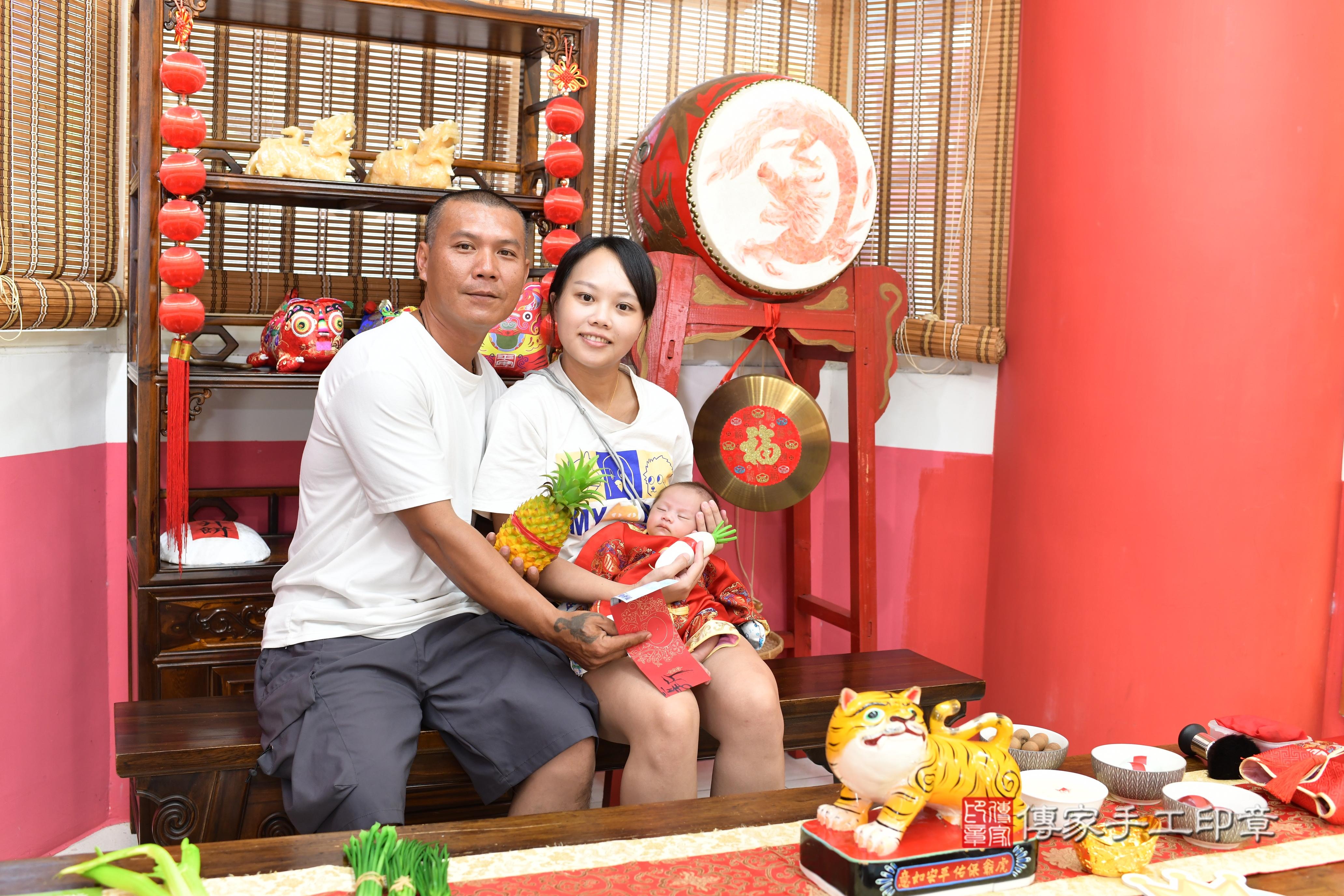 傳家手工印章高雄店、抓周、度脺、中國風會場、傳家嬰兒古禮、吉祥話、抓周道具物品24種、拍照。抓周證書。寶寶抓周、滿周歲、生日快樂、祝福